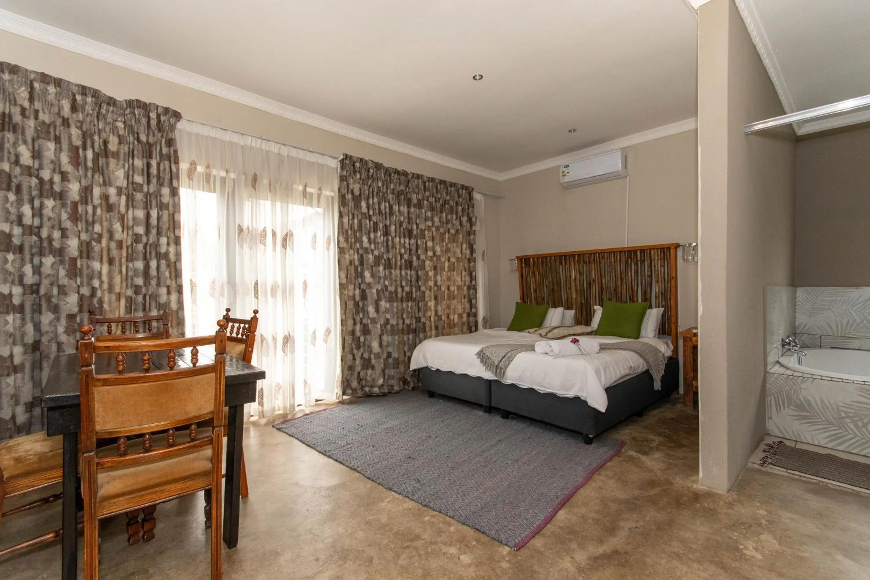 Seating area, Bed in Woodpeckers Guest House