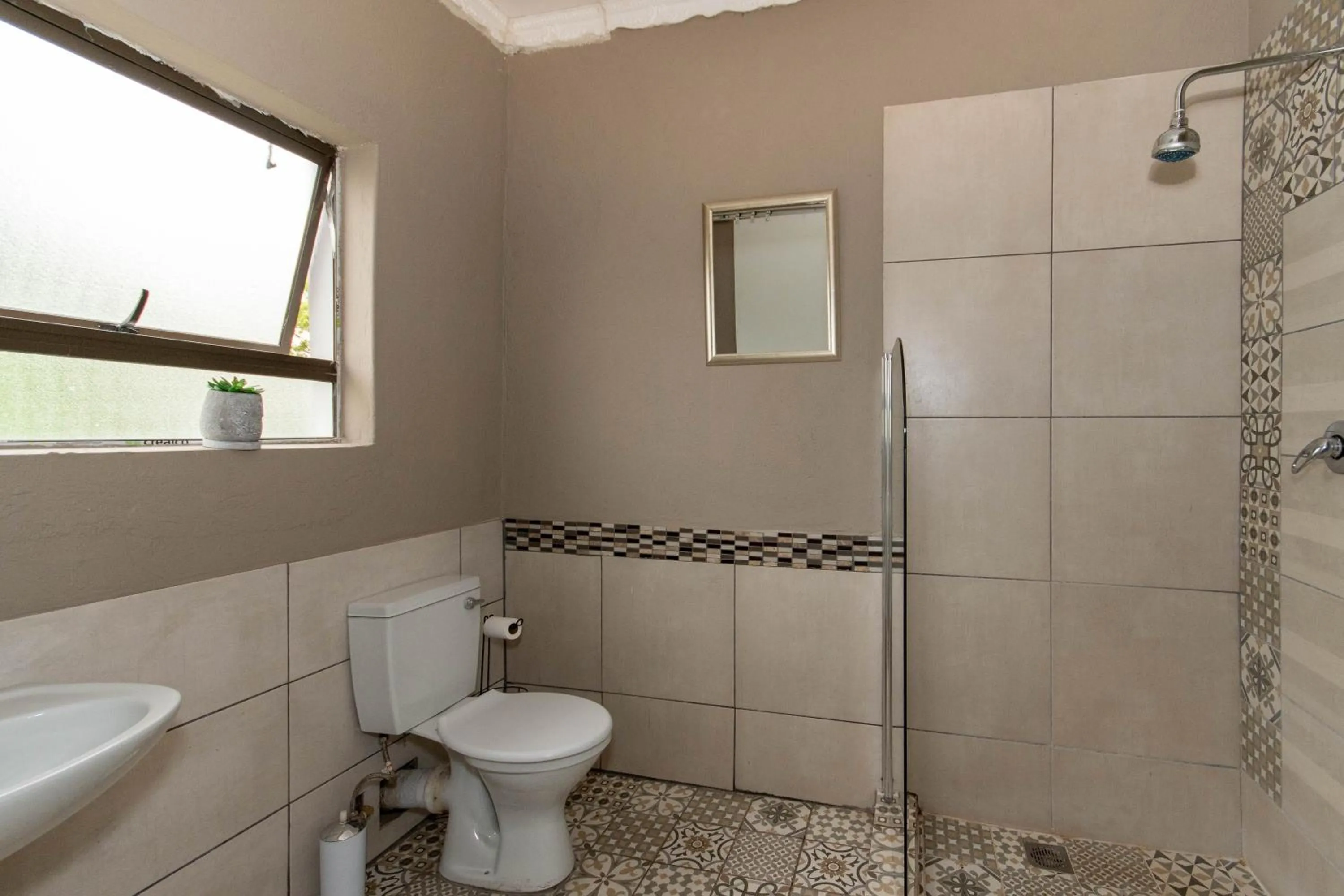 Shower in Woodpeckers Guest House