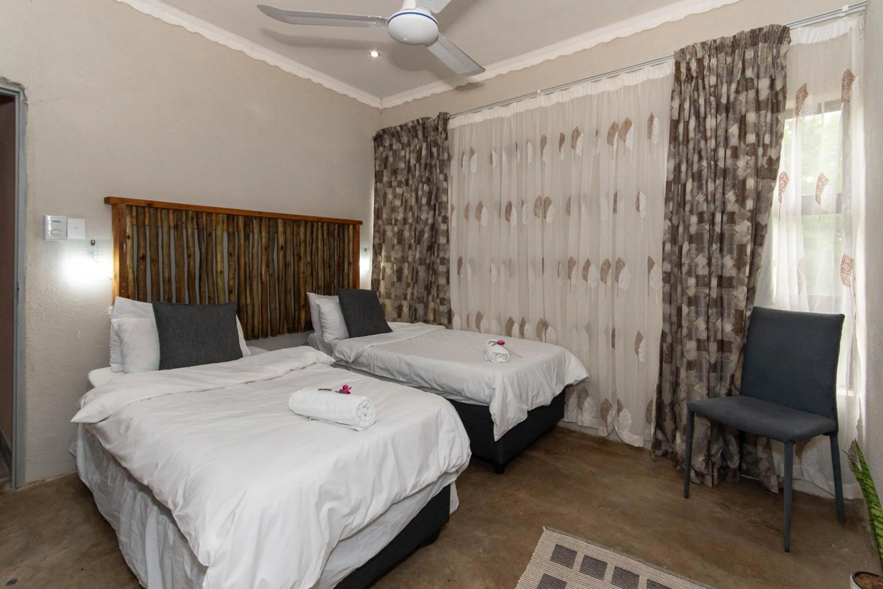 Bedroom, Bed in Woodpeckers Guest House