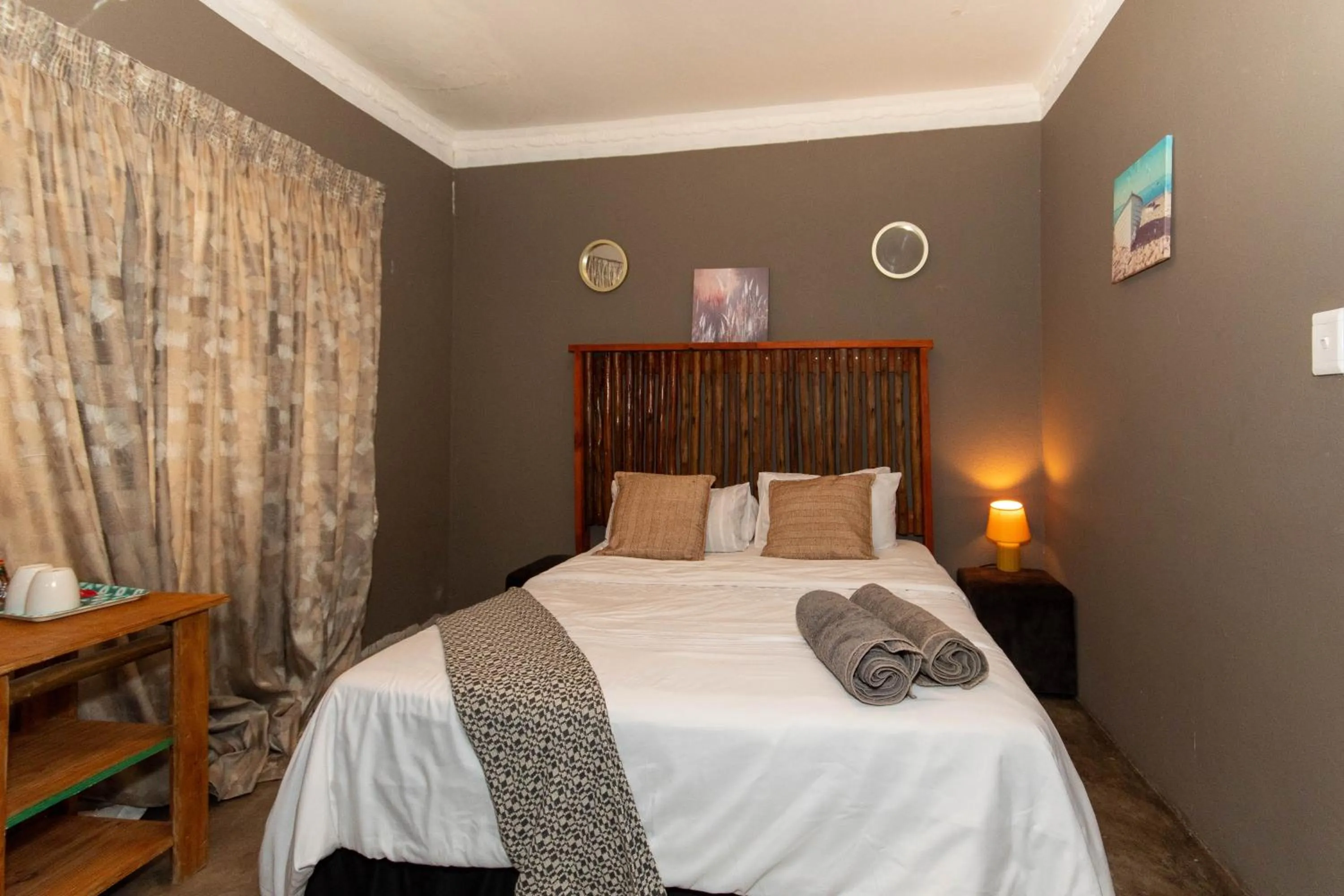 Photo of the whole room, Bed in Woodpeckers Guest House