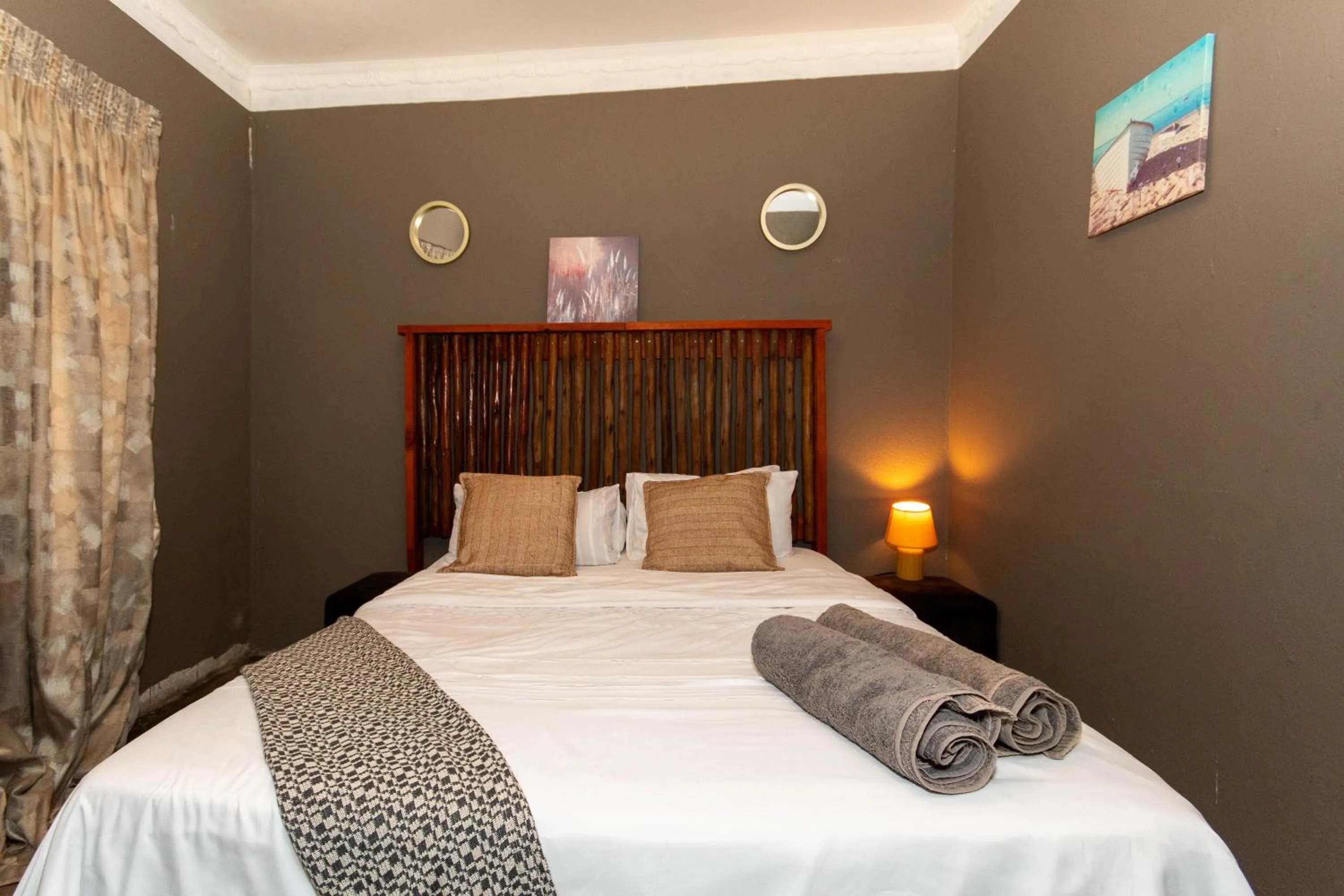 Photo of the whole room, Bed in Woodpeckers Guest House