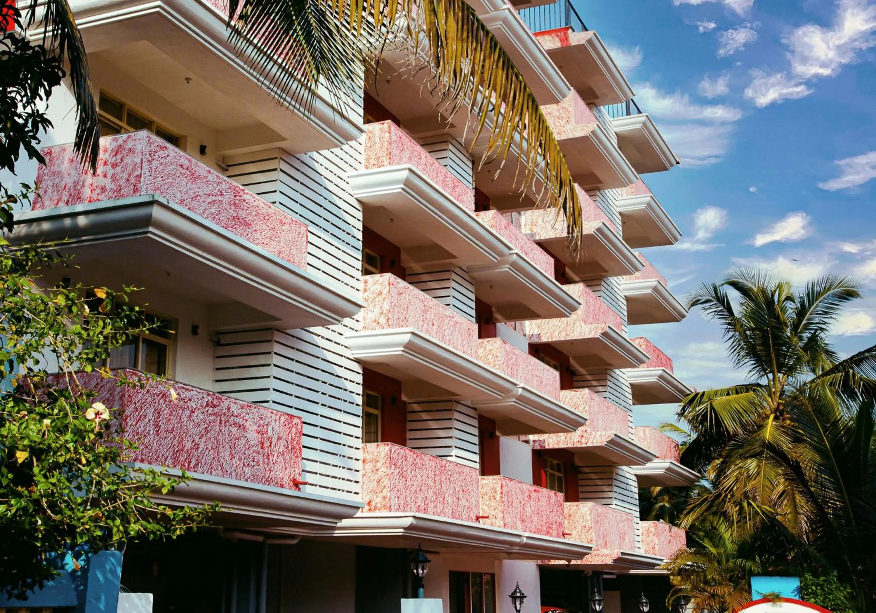 Facade/entrance in Martins Crest