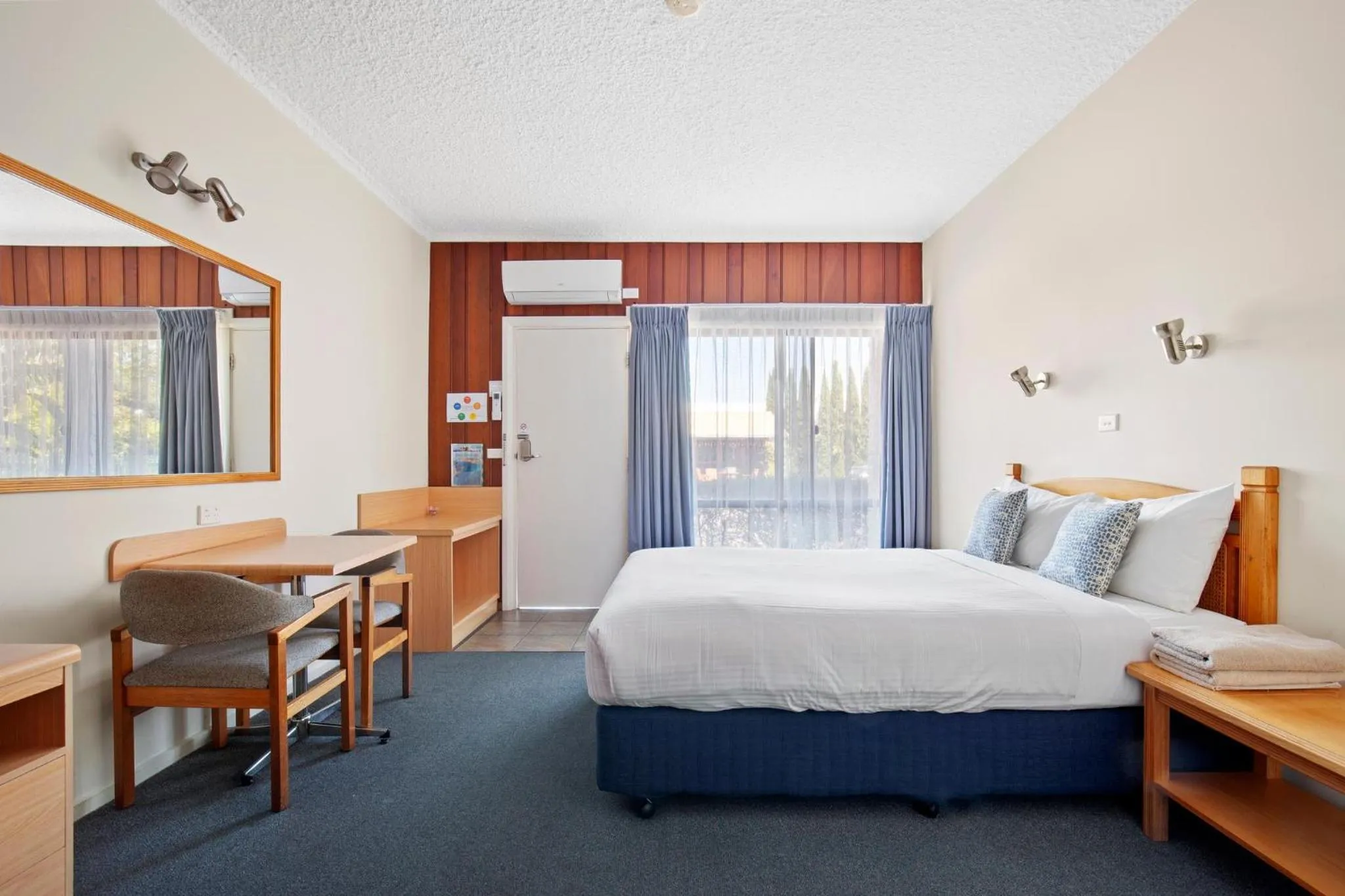 Bed in Banjo Paterson Motor Inn
