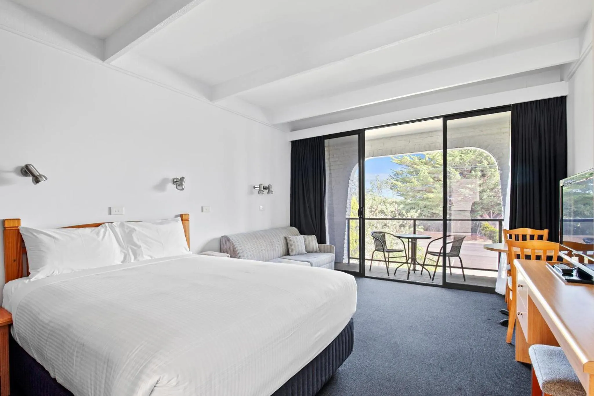 Bed in Banjo Paterson Motor Inn