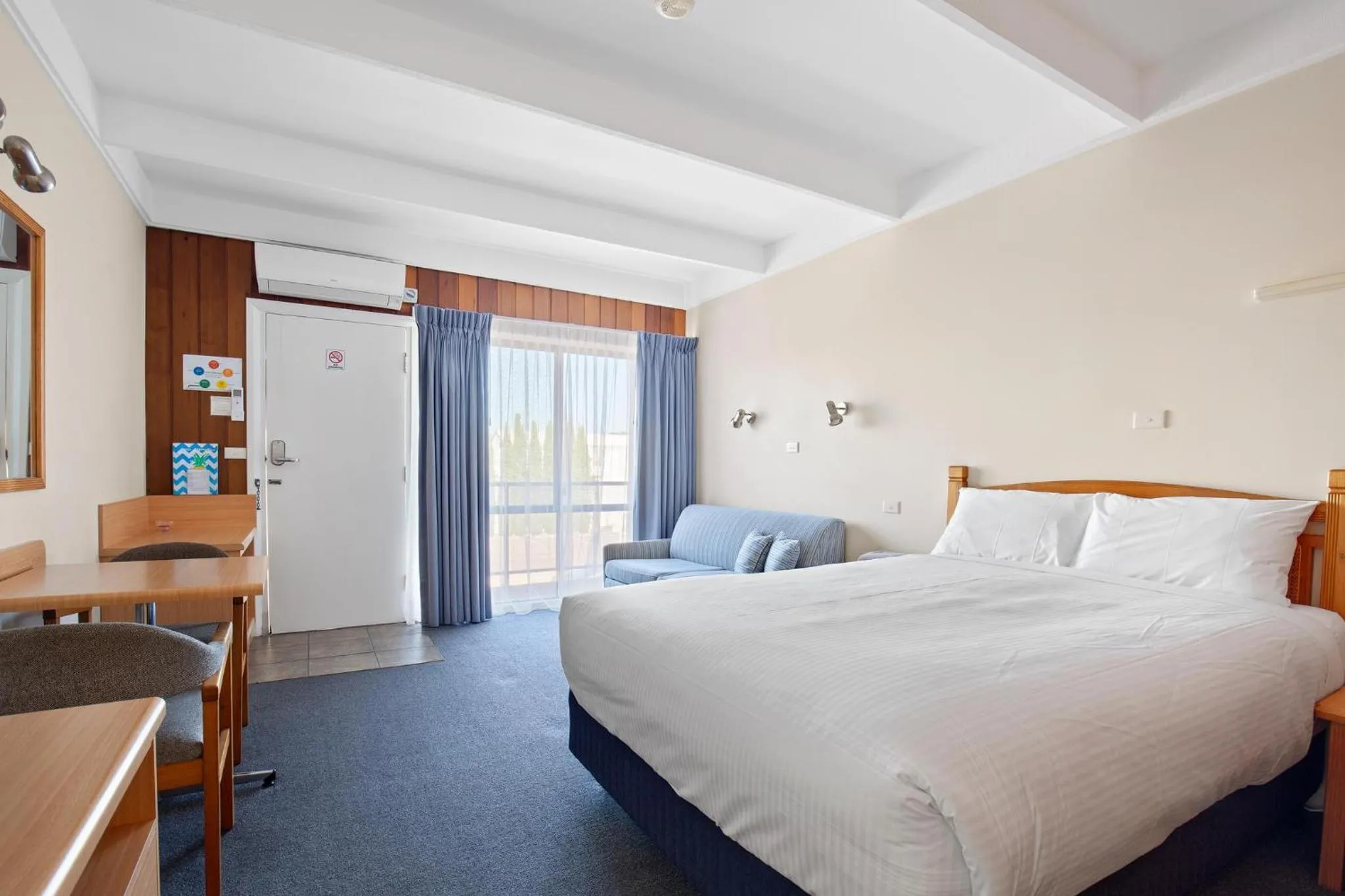Bed in Banjo Paterson Motor Inn