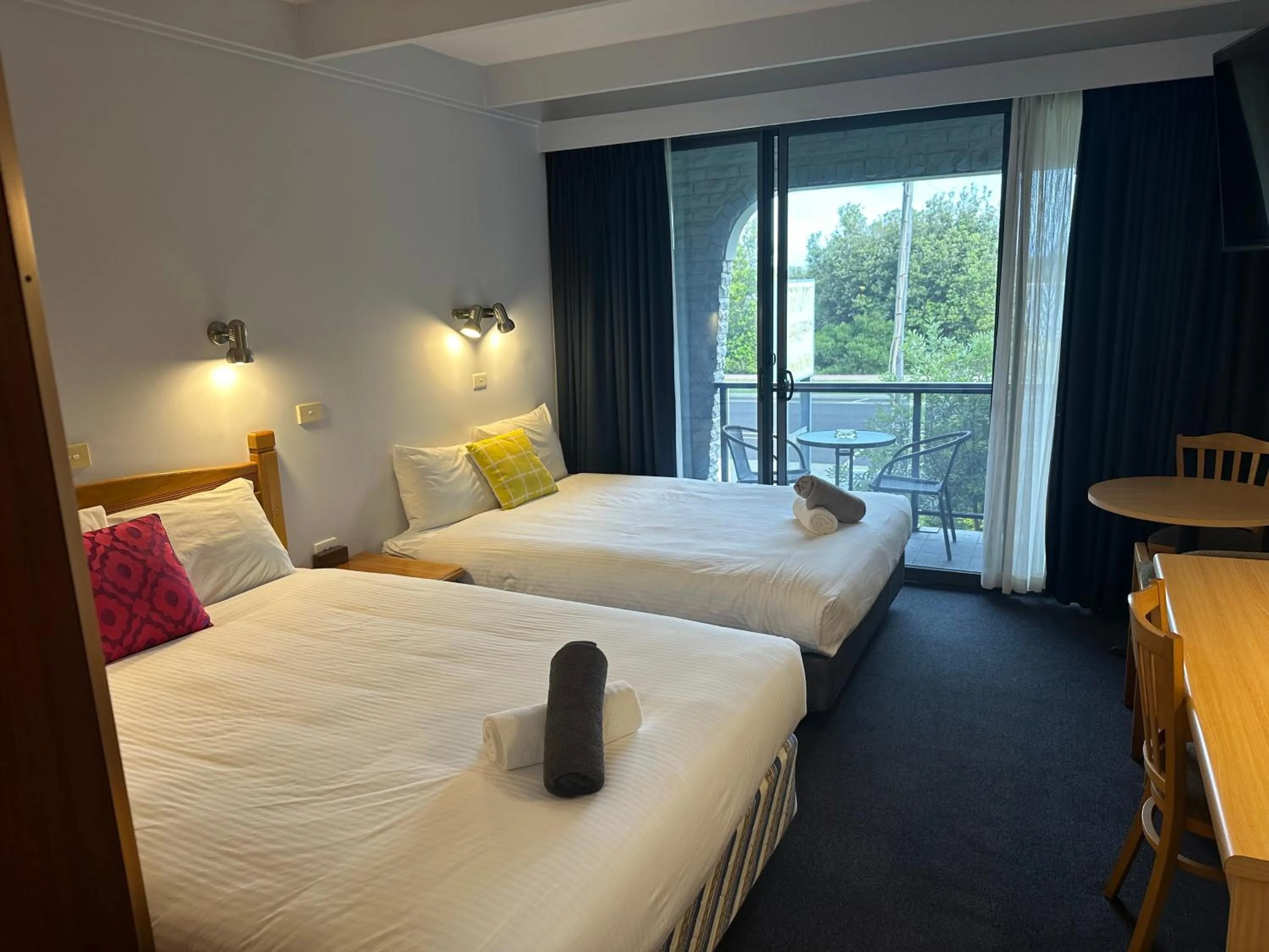 Bed in Banjo Paterson Motor Inn