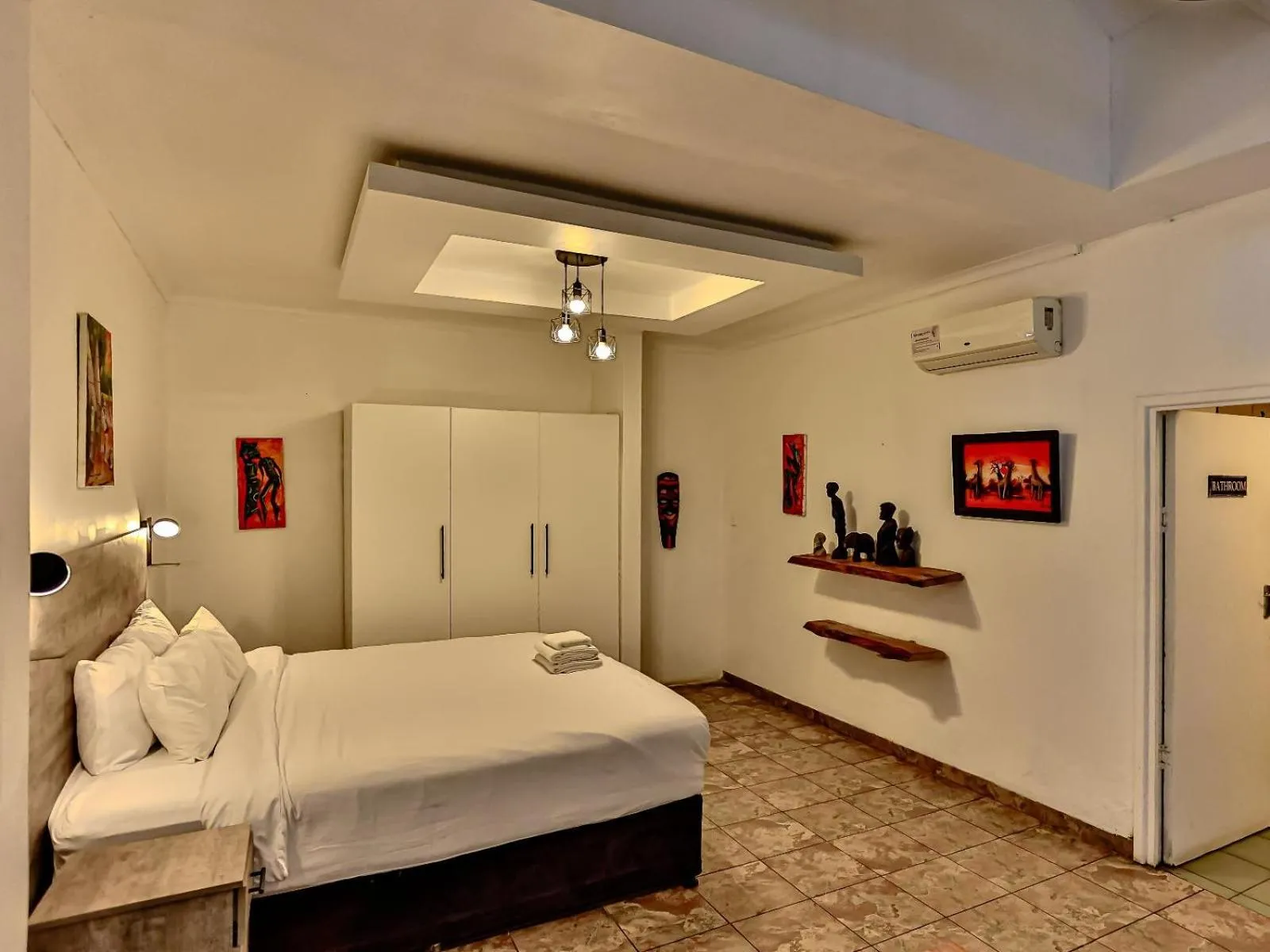 Photo of the whole room, Bed in Zur See - No Loadshedding