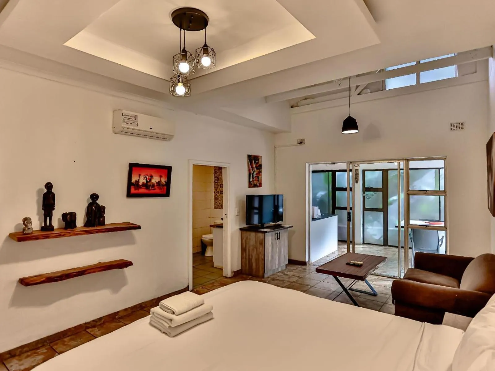 Photo of the whole room, Bed in Zur See - No Loadshedding