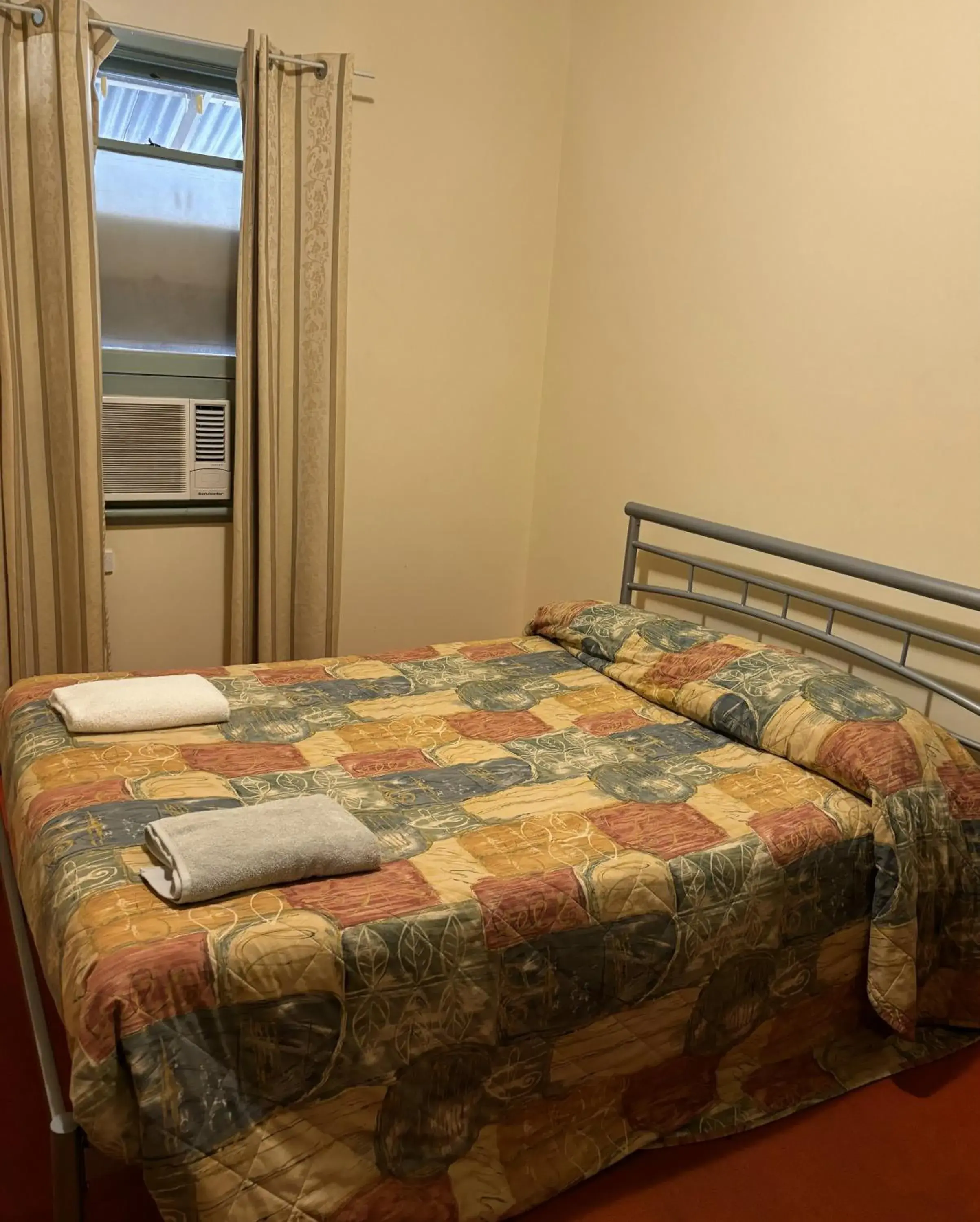 Queen Room in Broken Hill Tourist Lodge Queen Room in Broken Hill Tourist Lodge