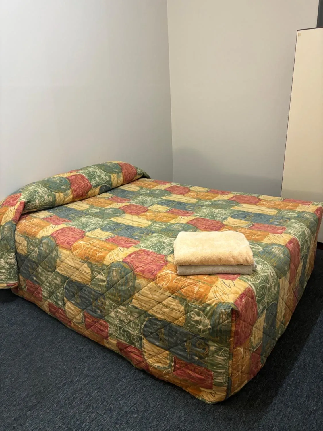 Bed in Broken Hill Tourist Lodge