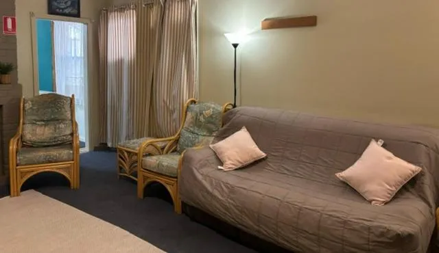 Bed in Broken Hill Tourist Lodge