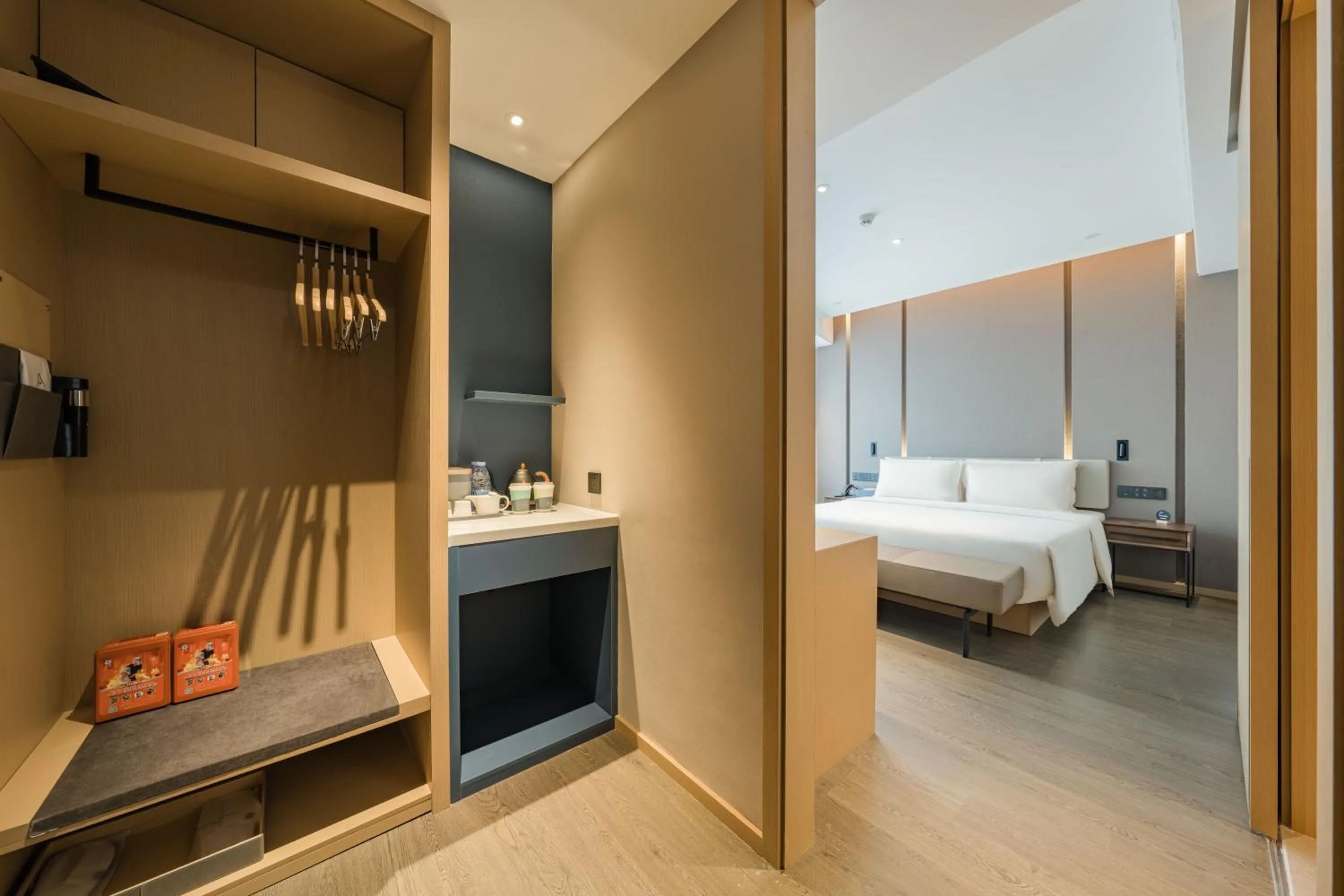 Living room, Bed in Atour Hotel Hangzhou East Railway Station