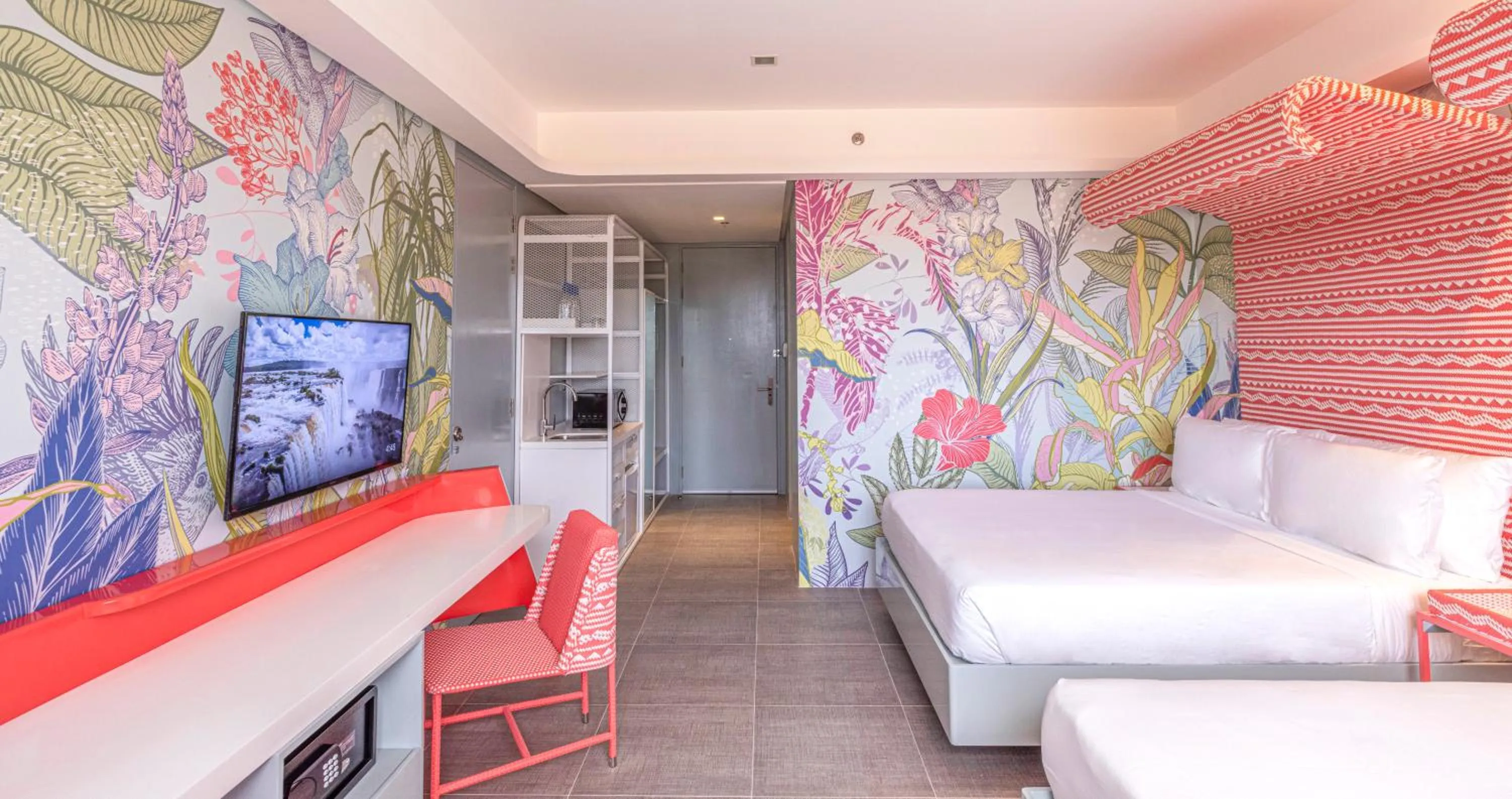 Communal lounge/ TV room, Bed in Astoria Palawan