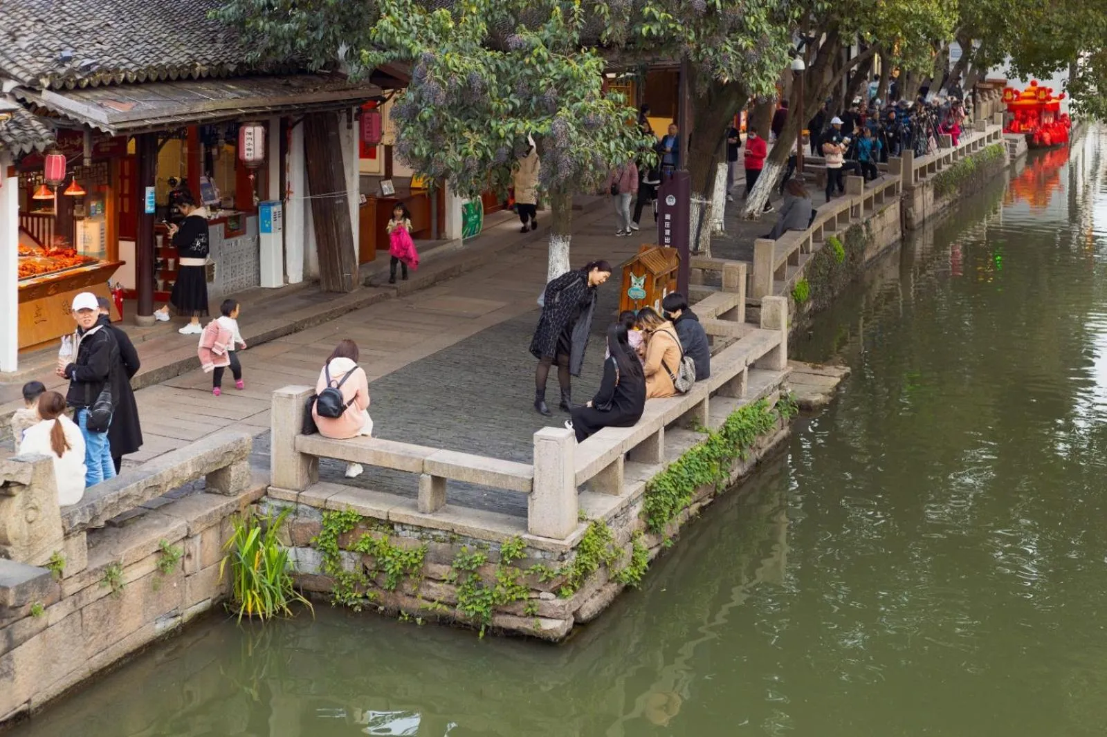 People in Floral Yilanxuan Zhouzhuang Hotel