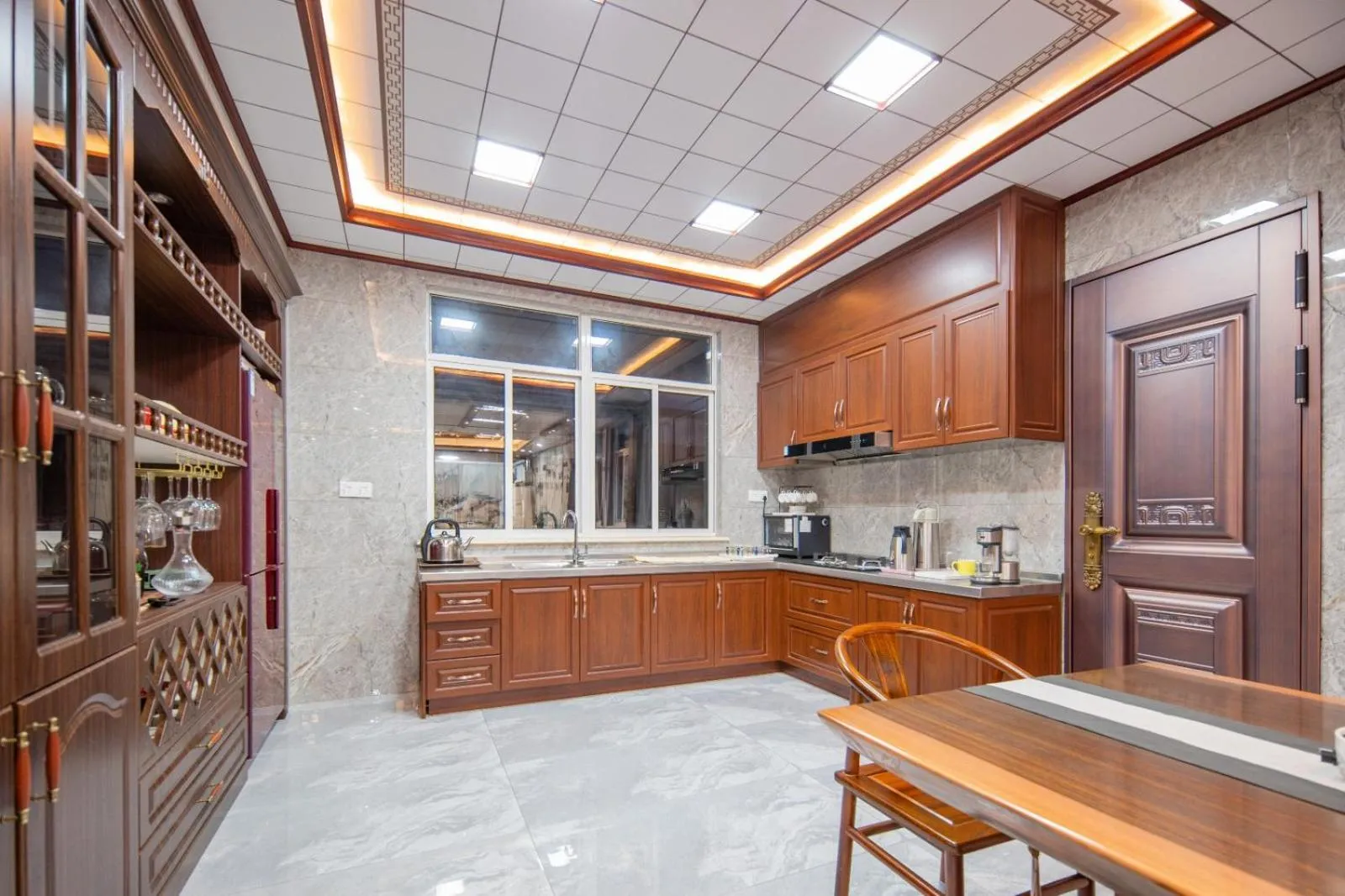 Communal kitchen in Floral Yilanxuan Zhouzhuang Hotel