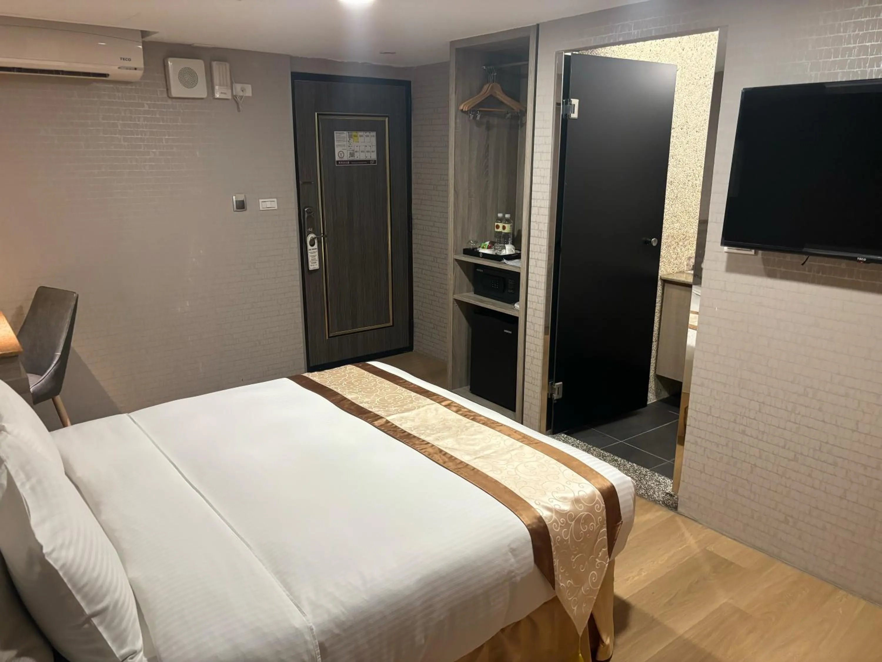 Photo of the whole room, Bed in Yuhao Hotel - Hsinchu Branch