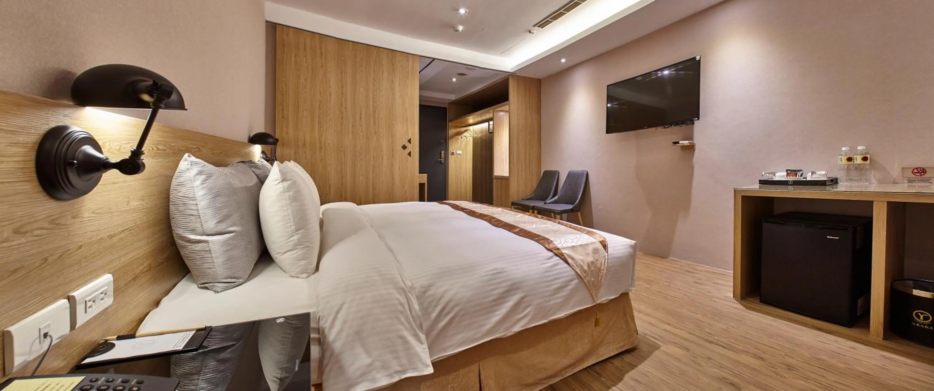 Photo of the whole room, Bed in Yuhao Hotel - Hsinchu Branch