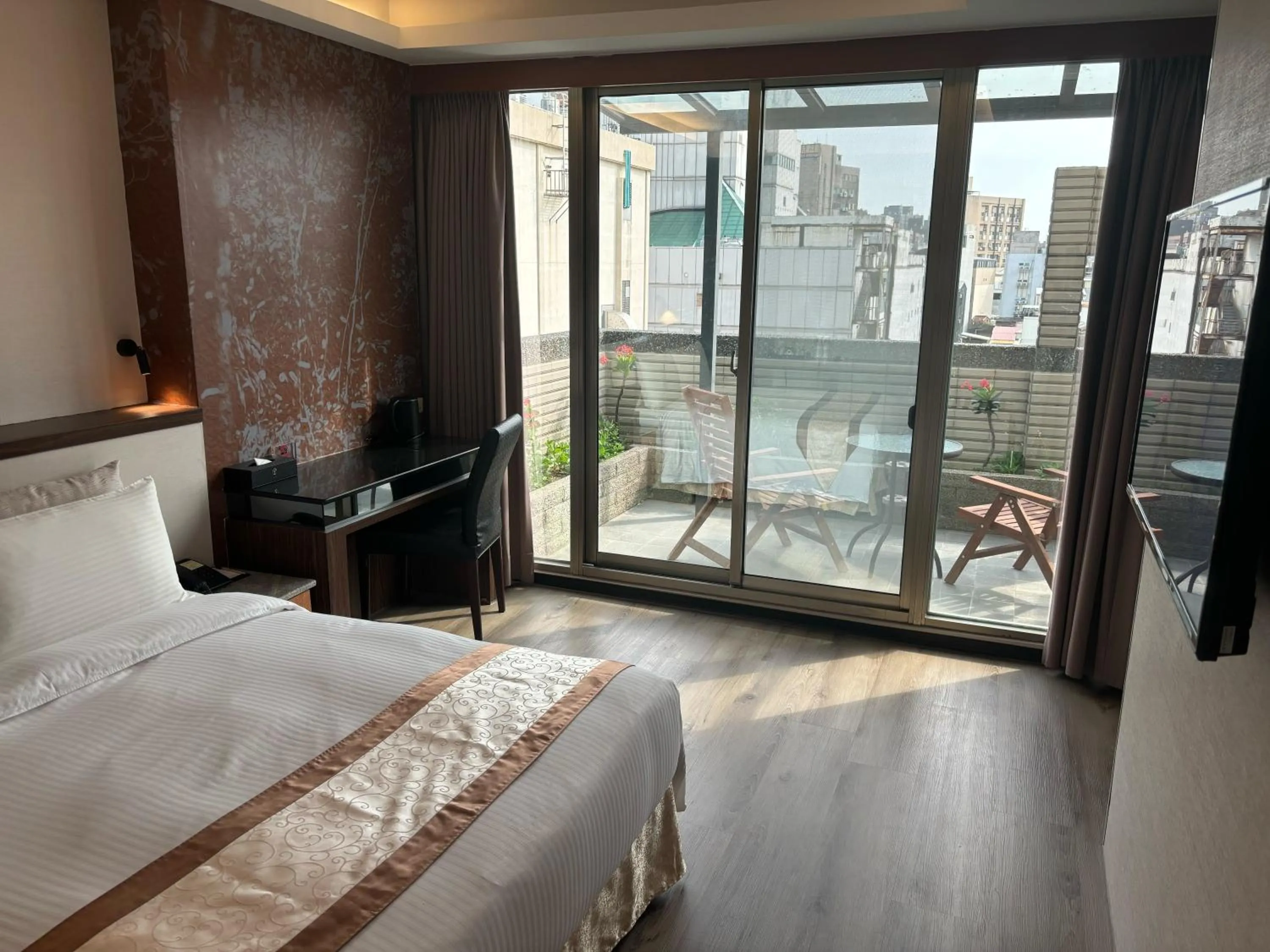 Balcony/Terrace, Bed in Yuhao Hotel - Hsinchu Branch