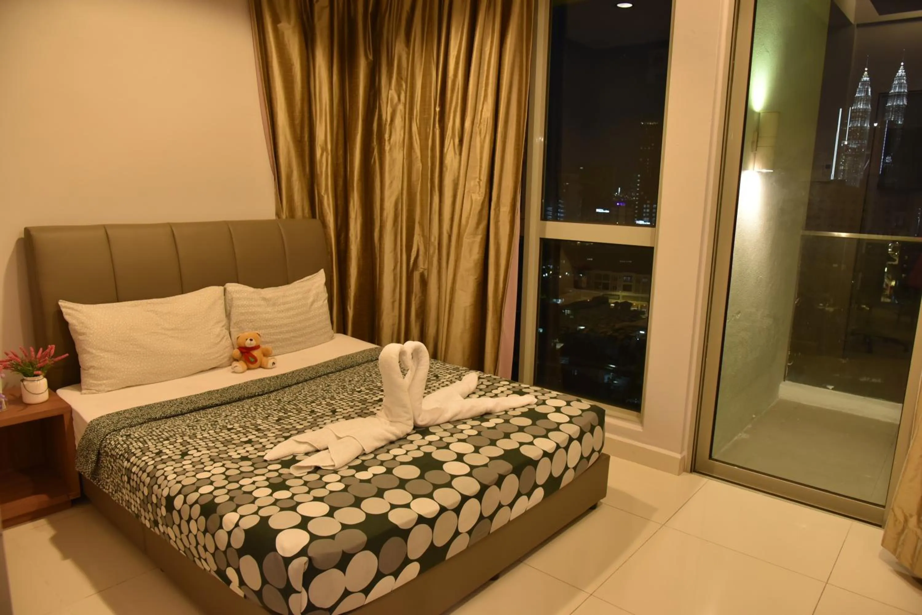Bed in Regalia Residence @ KLCC View Sky Pool by KC