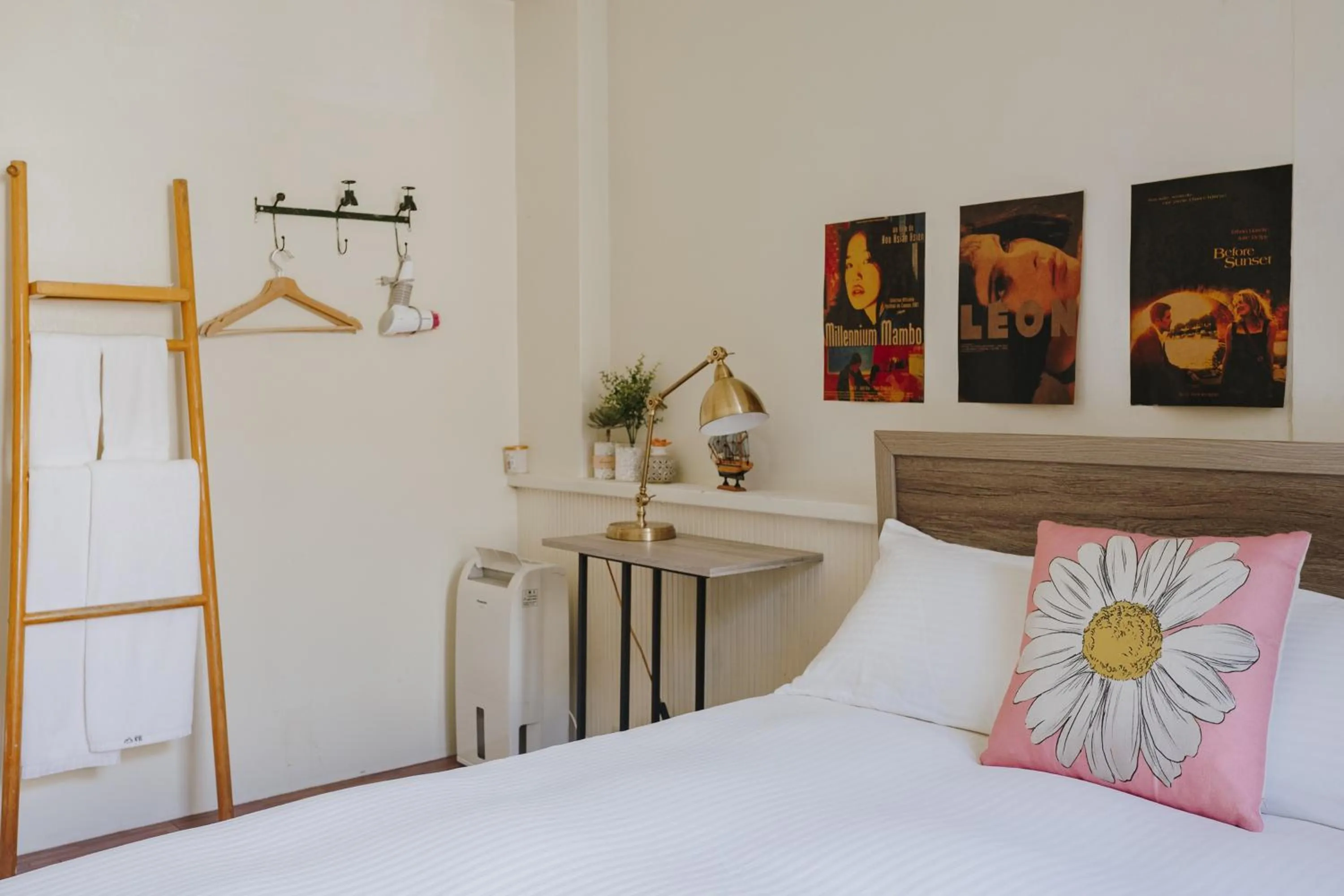 Bedroom, Bed in Mountain Traveler Inn