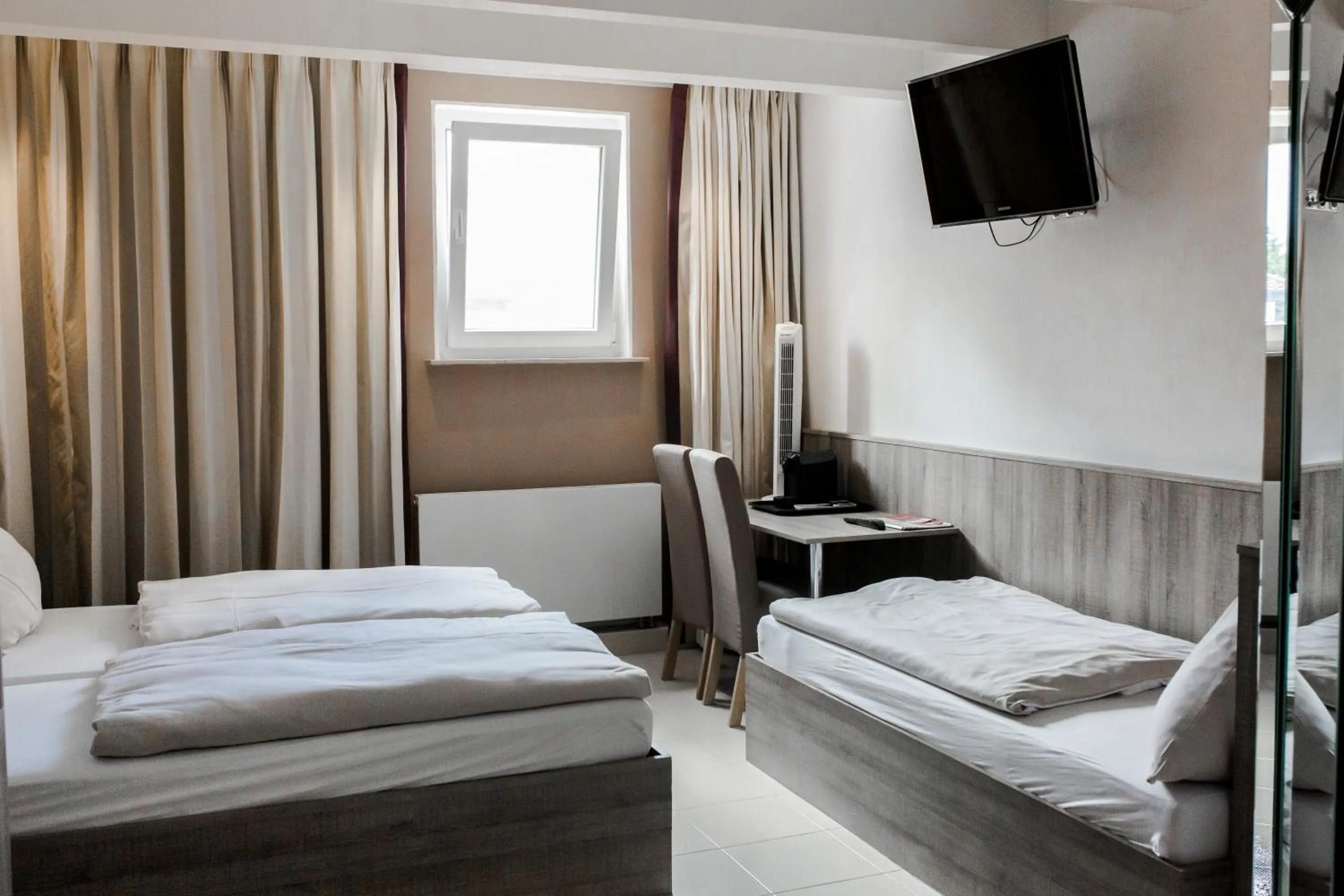 Photo of the whole room, Bed in Bach Hotel