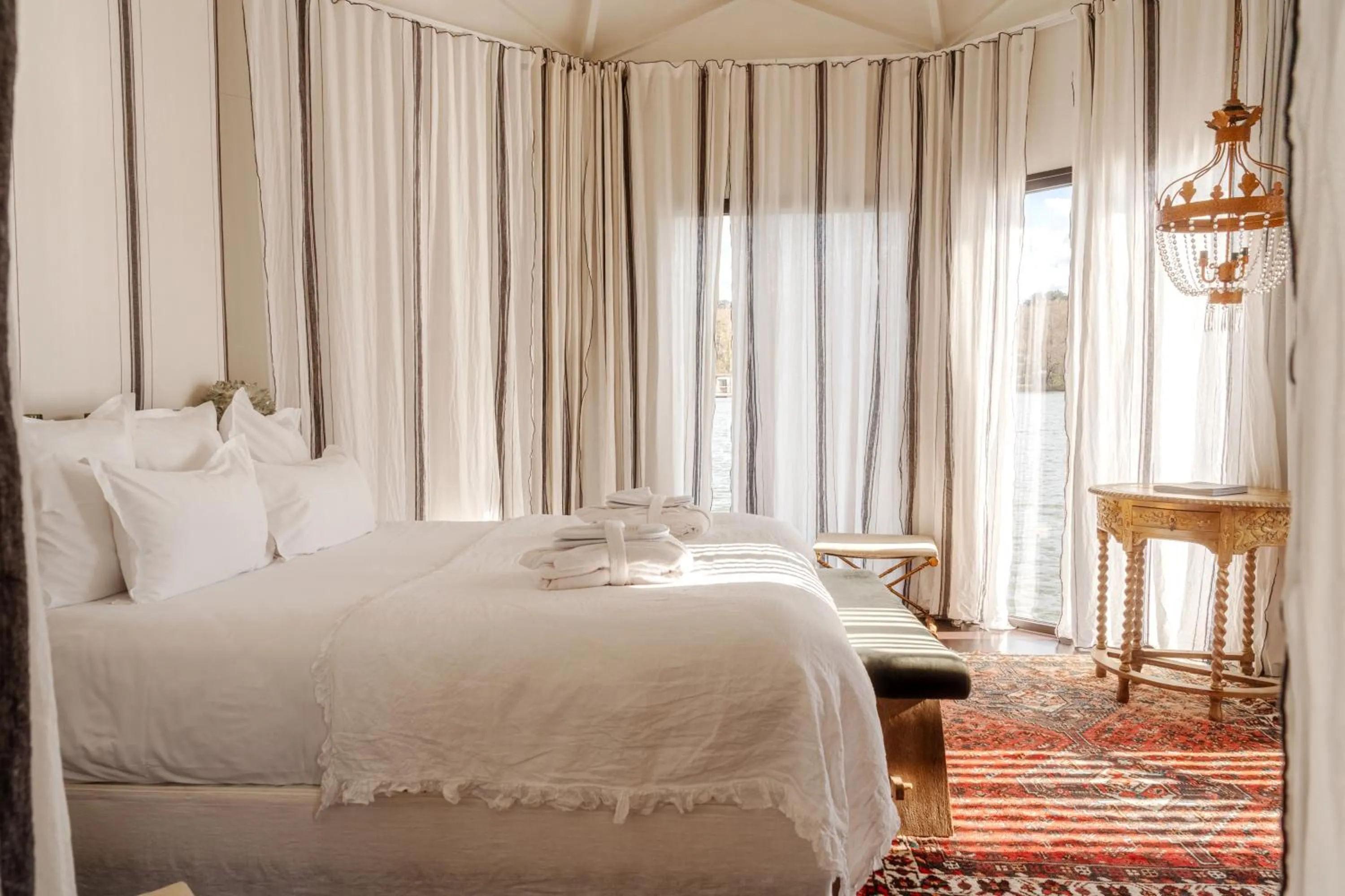 Bedroom, Bed in Brindos, Lac & Château - Relais & Châteaux - Anglet Biarritz