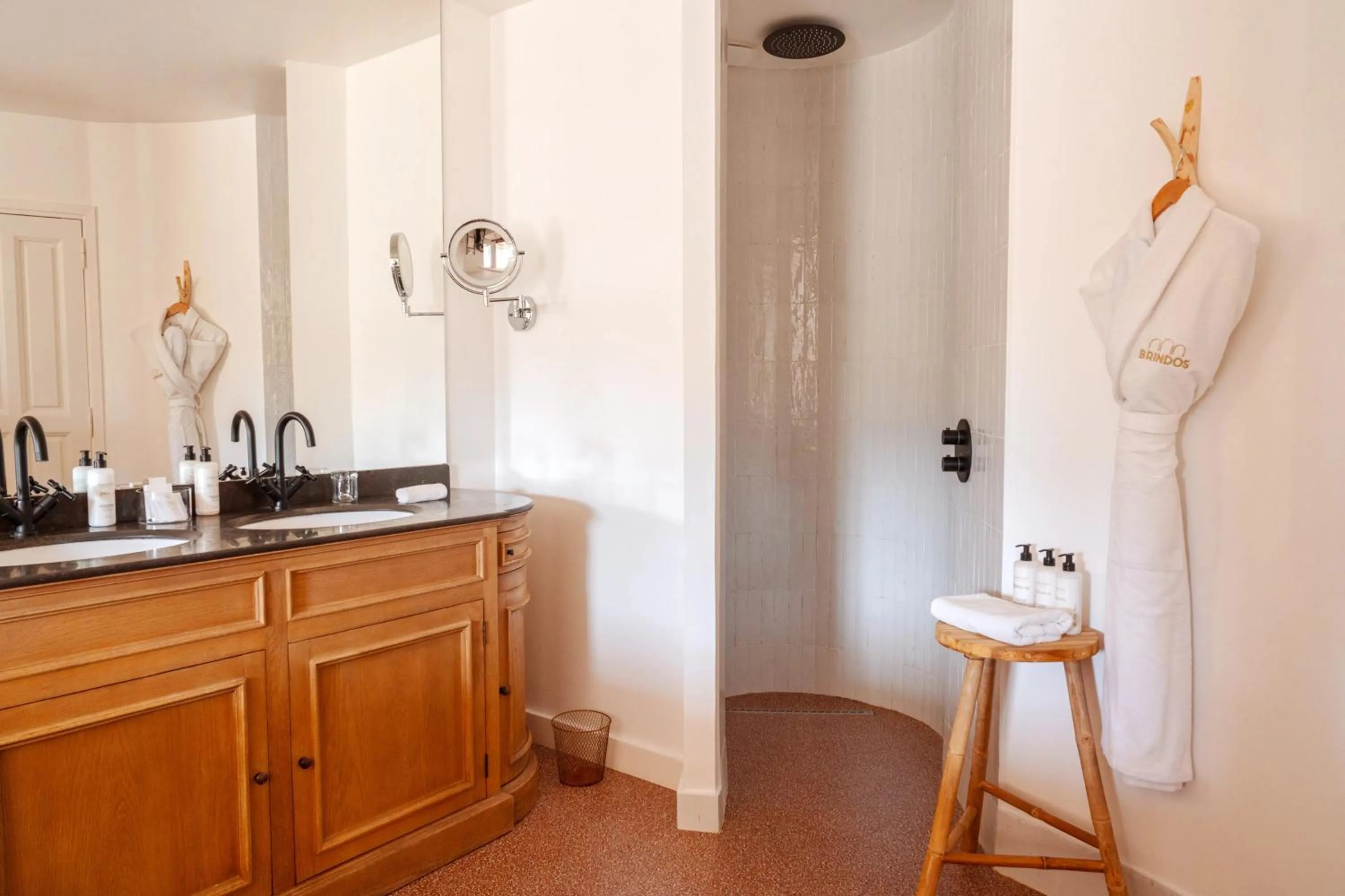 Shower in Brindos, Lac & Château - Relais & Châteaux - Anglet Biarritz