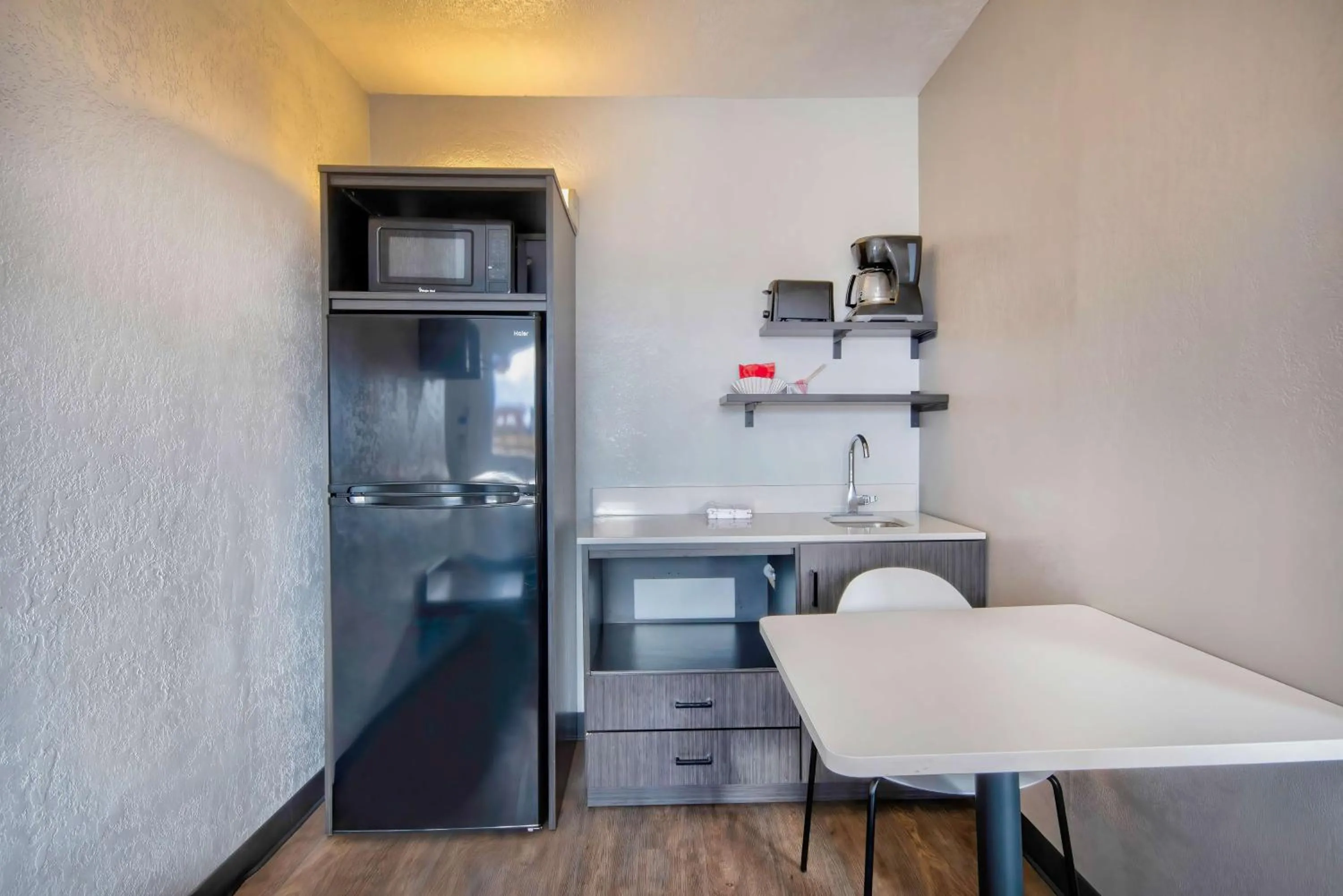 Kitchen or kitchenette in Studio 6 Albuquerque NM Midtown
