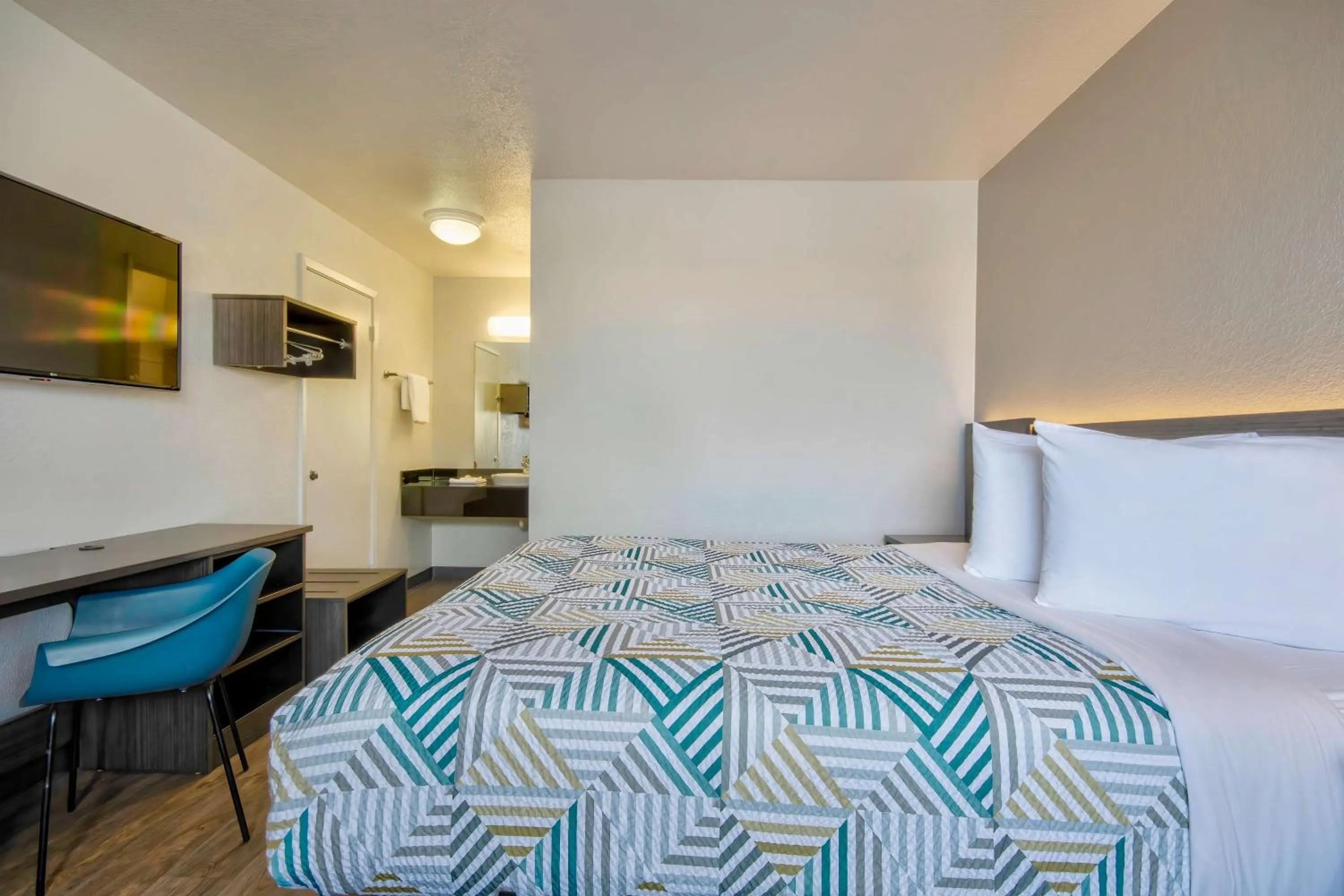 Photo of the whole room, Bed in Studio 6 Albuquerque NM Midtown