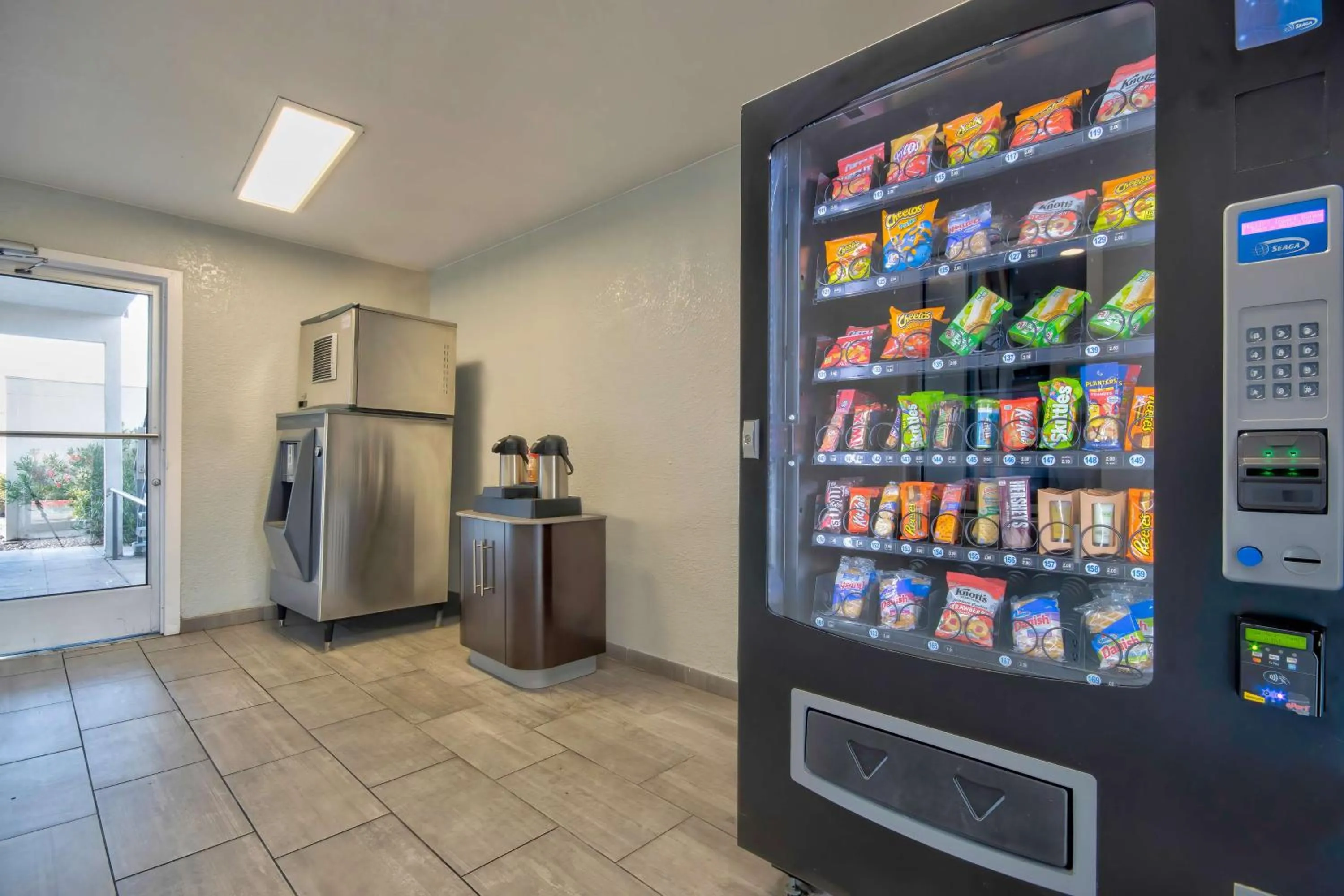 Property building in Studio 6 Albuquerque NM Midtown