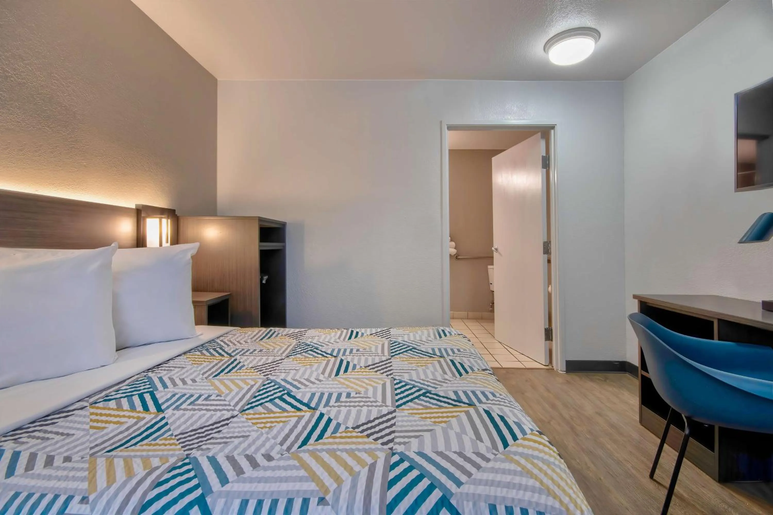 Photo of the whole room, Bed in Studio 6 Albuquerque NM Midtown