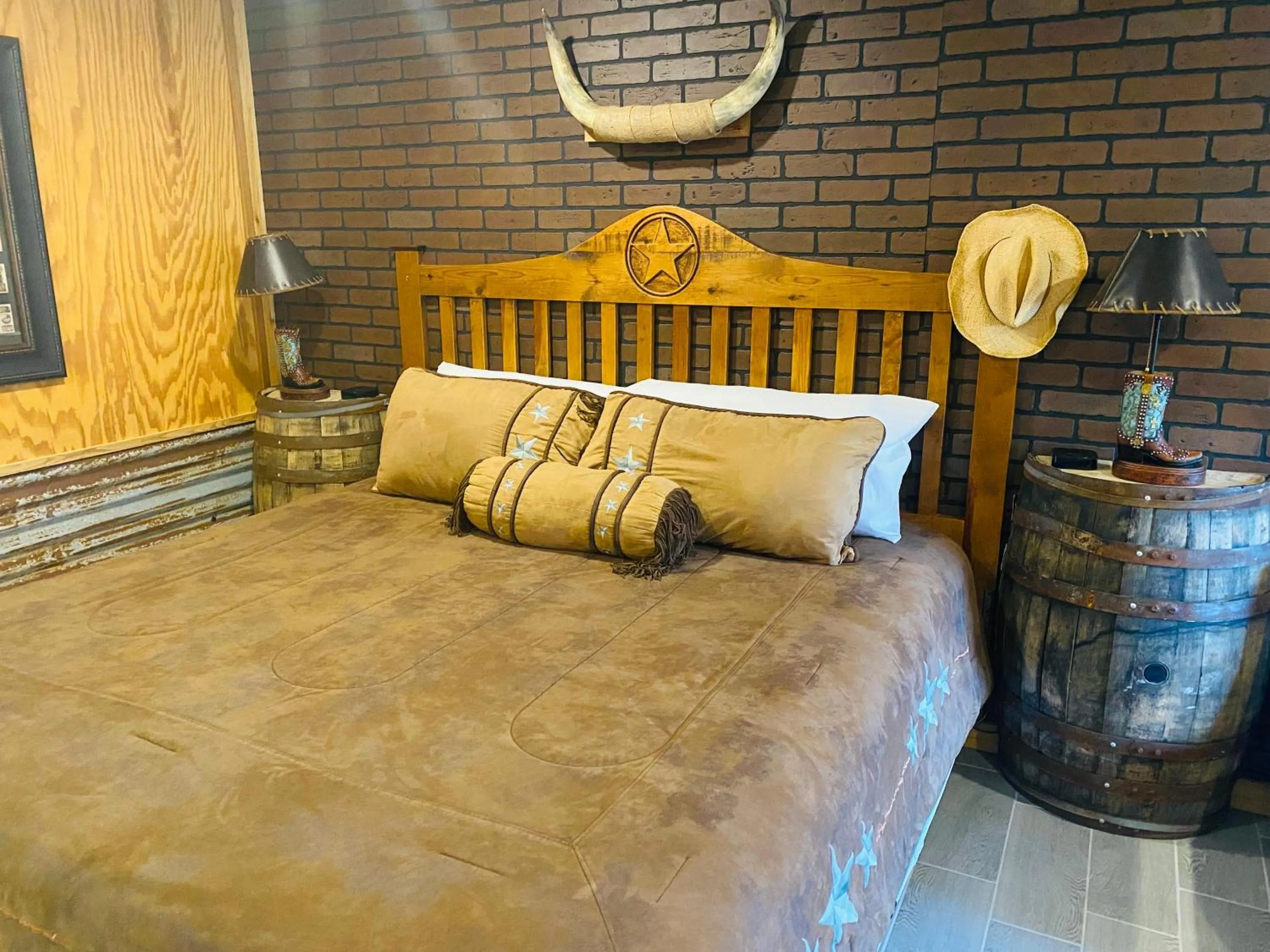 Bedroom, Bed in The Big Texan Motel