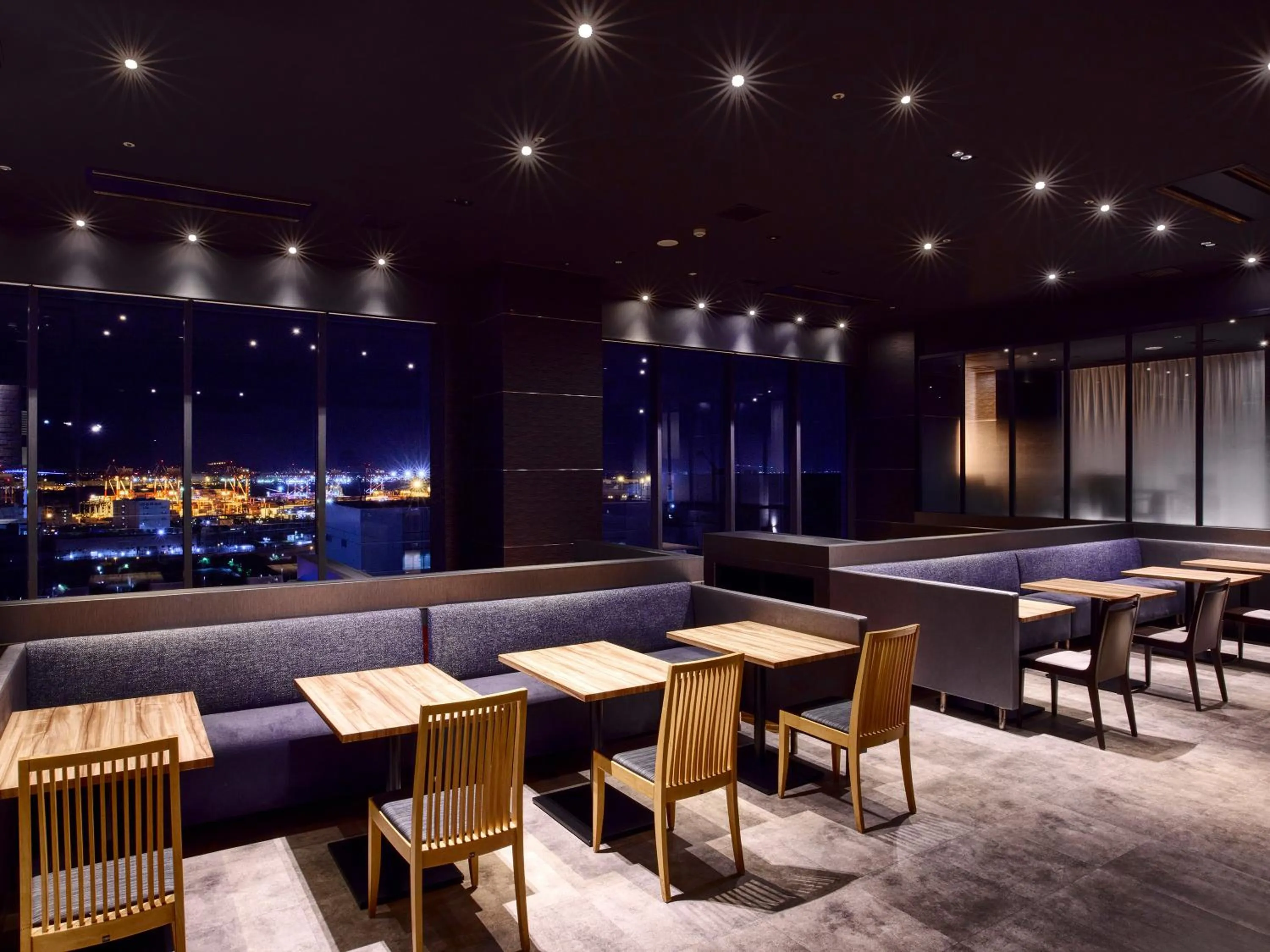 Lounge or bar in LOISIR HOTEL SHINAGAWA SEASIDE