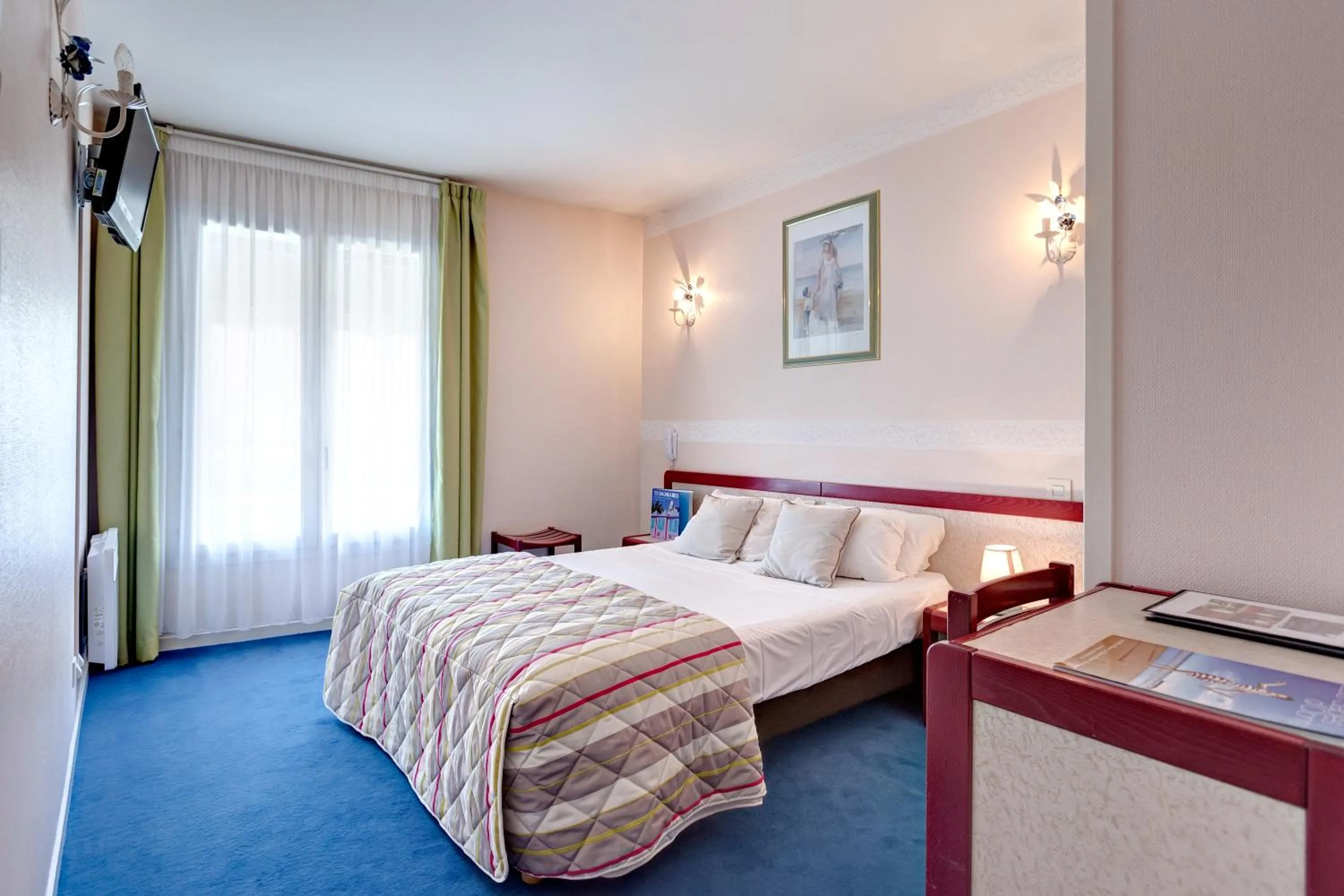 Photo of the whole room, Bed in Hôtel SABLES D'O et son restaurant LE 16 BIS