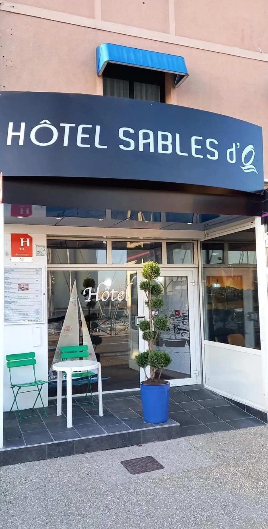 Facade/entrance in Hôtel SABLES D'O et son restaurant LE 16 BIS