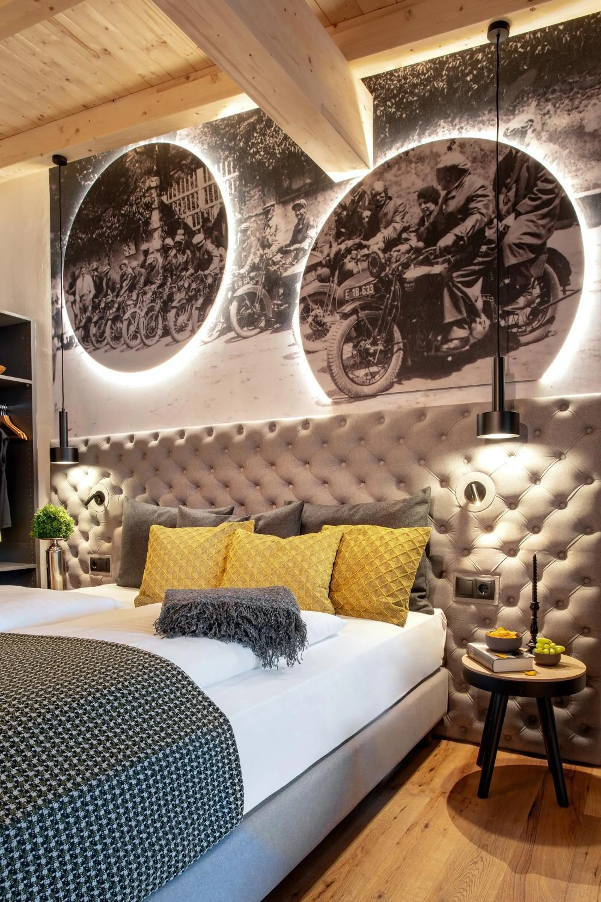 Photo of the whole room, Bed in der Pinzger