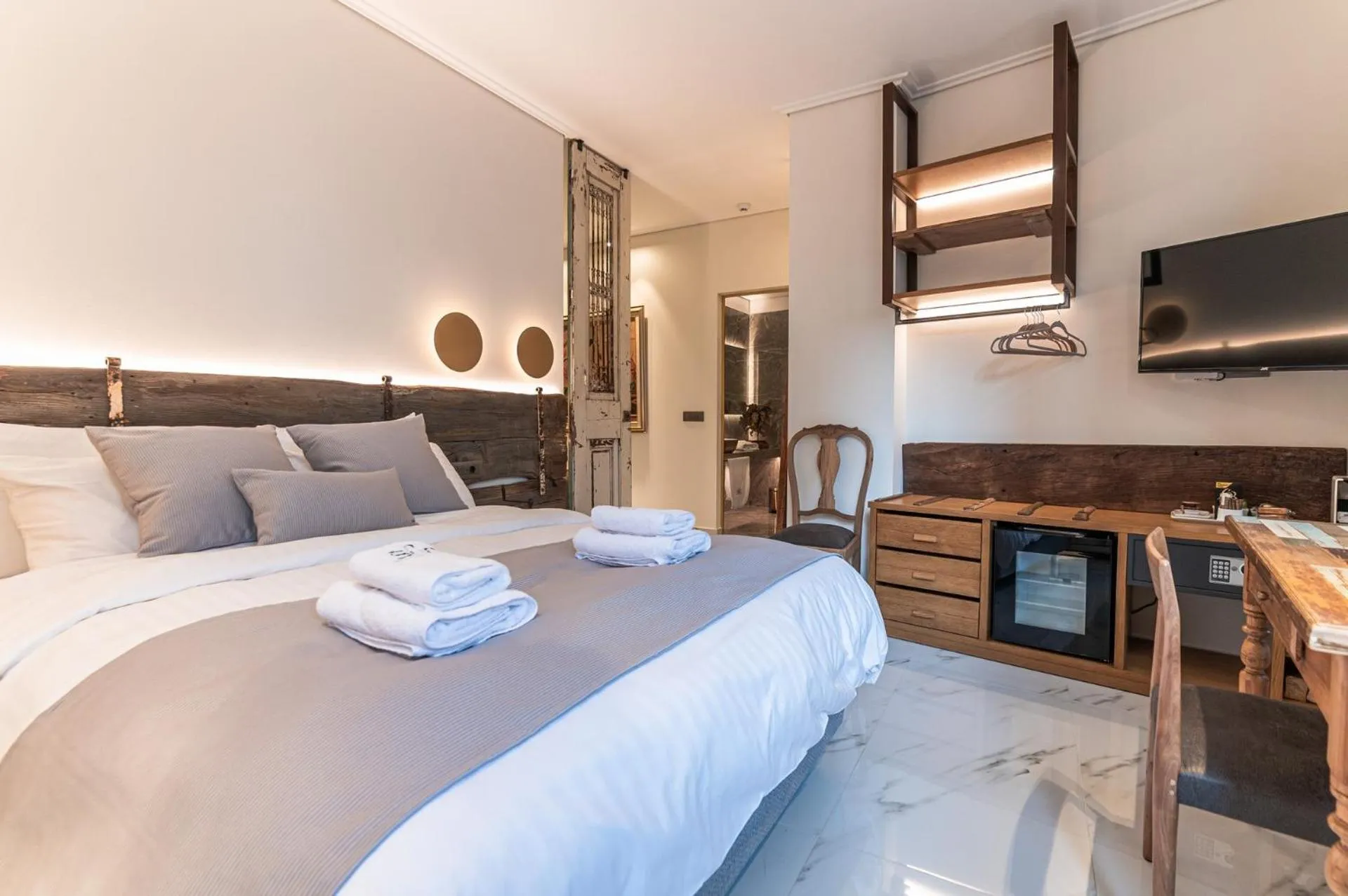 TV and multimedia, Bed in Silo Luxury Rooms
