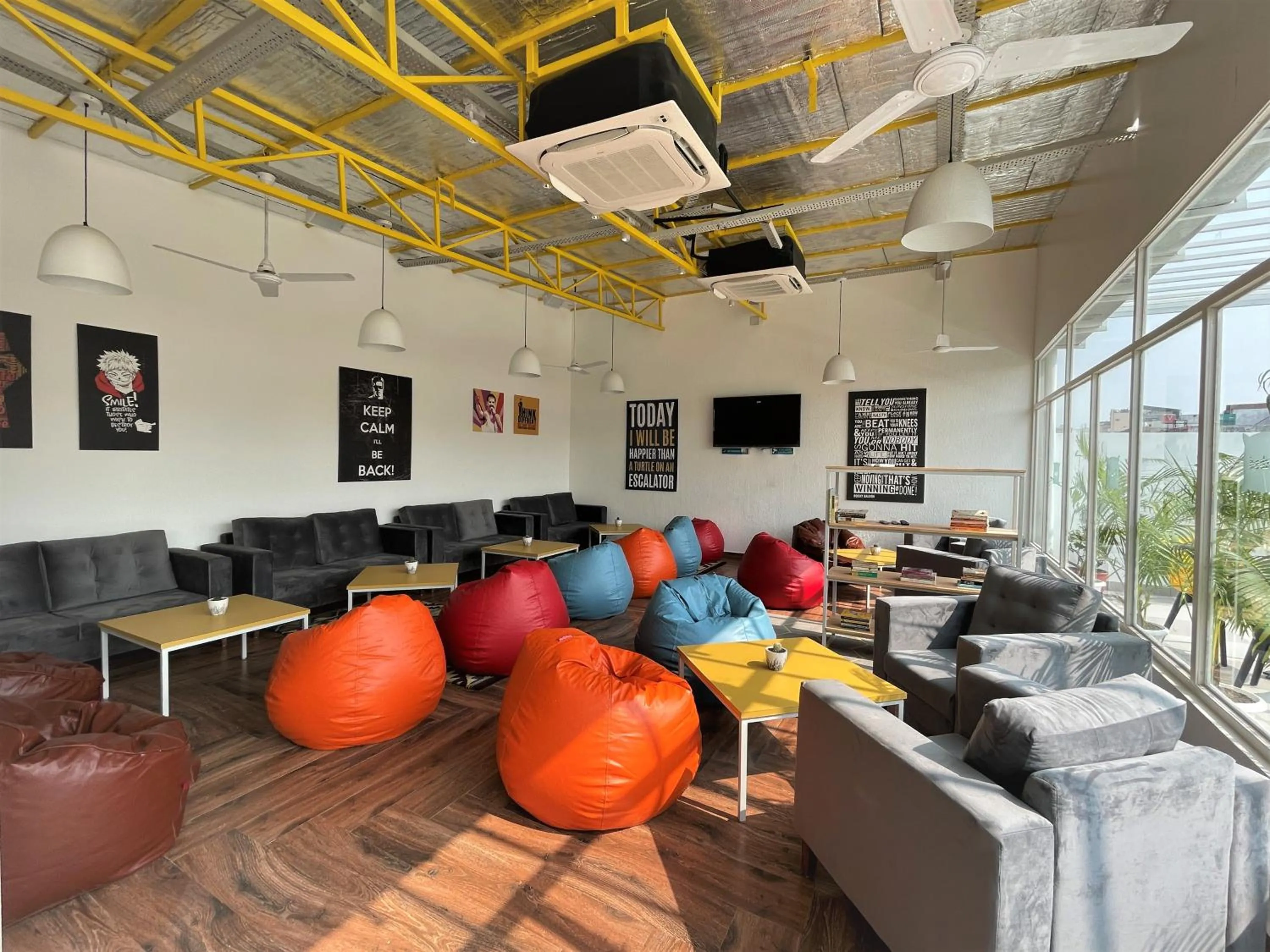 Lounge or bar in Bedzzz Varanasi by Leisure Hotels, 1 Km from Dashwasamedh Ghat