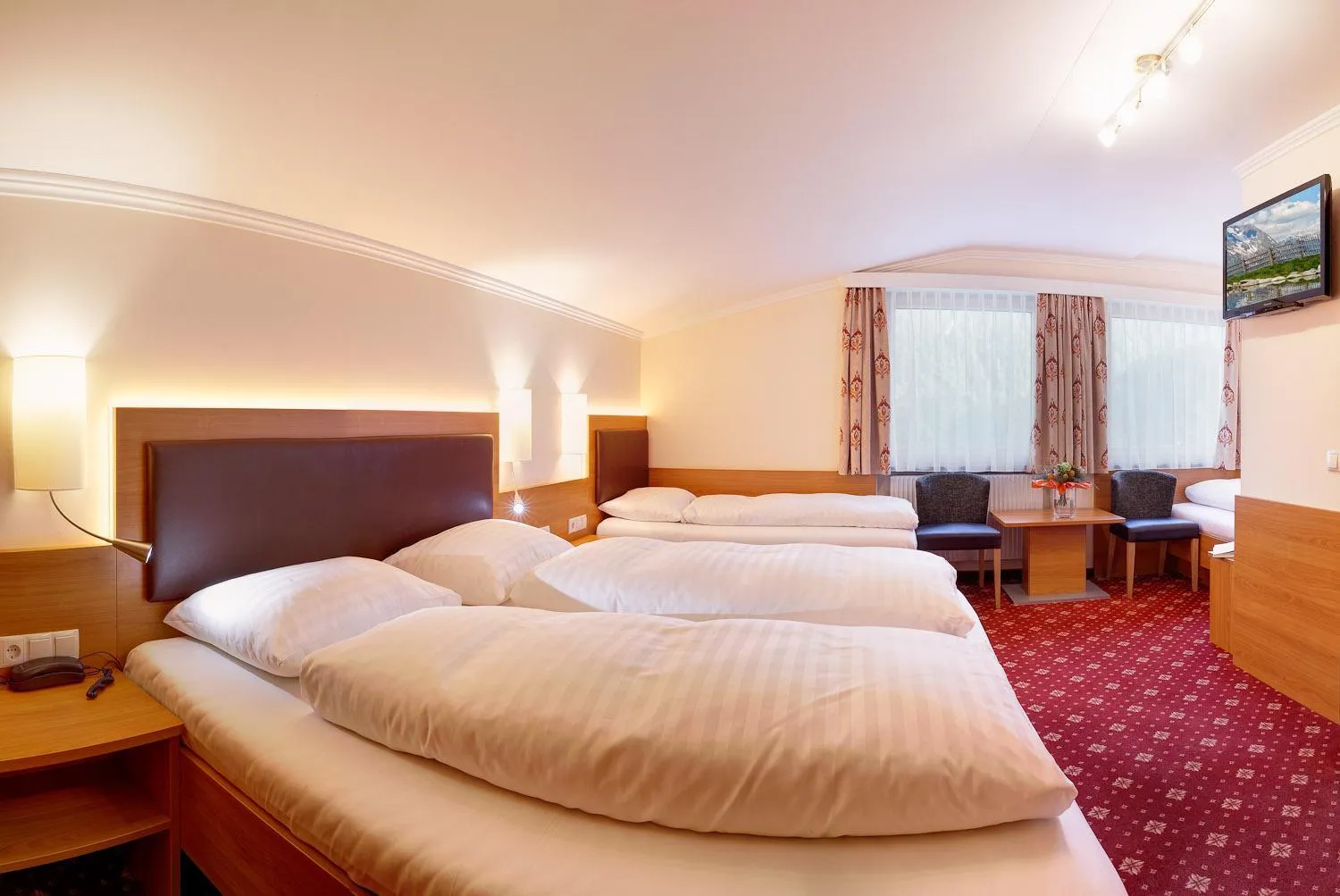 room service, Bed in Hotel Finkenbergerhof