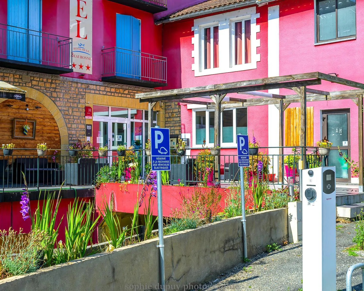 Facade/entrance in Hôtel de La Beauronne