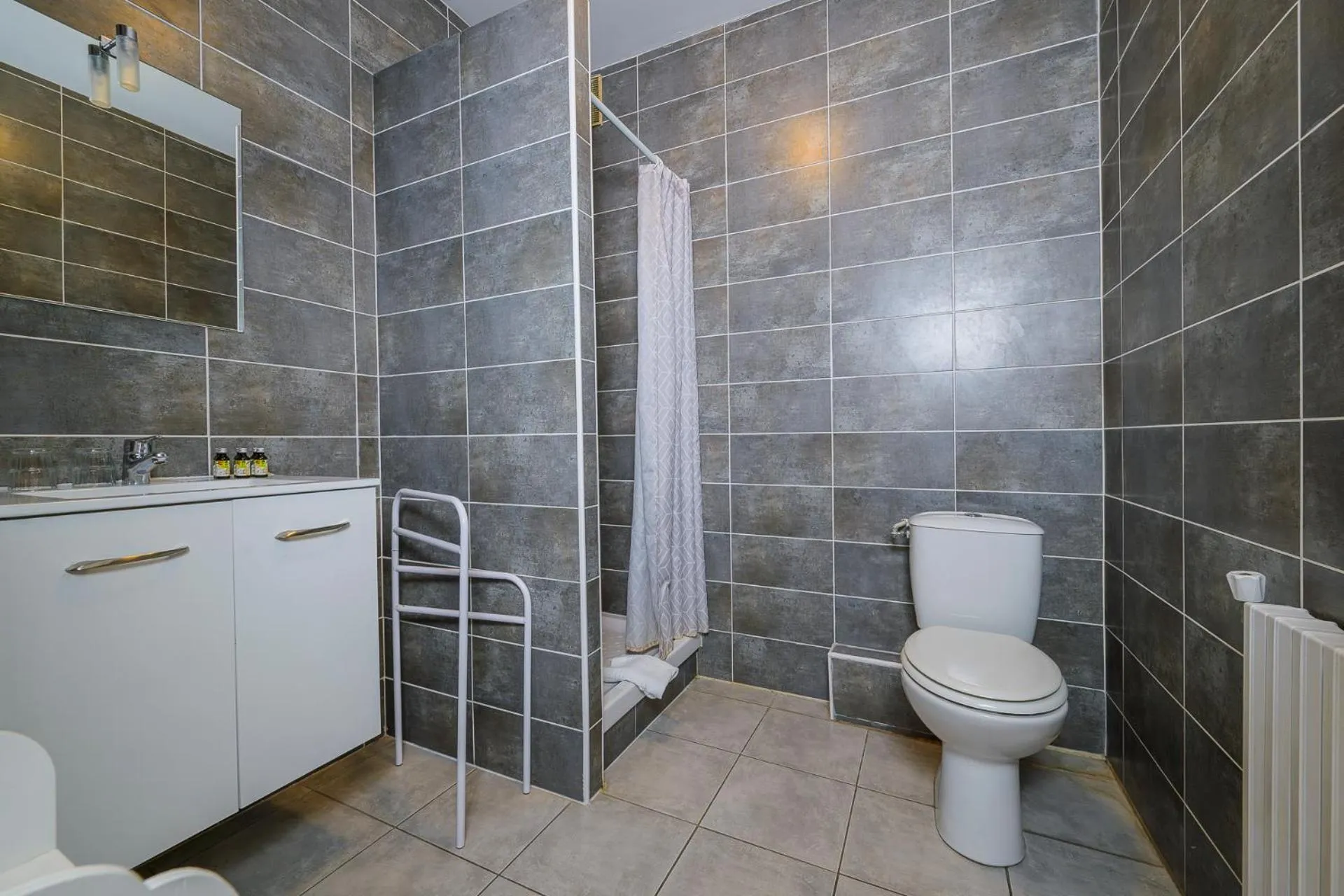 Shower in Hôtel de La Beauronne