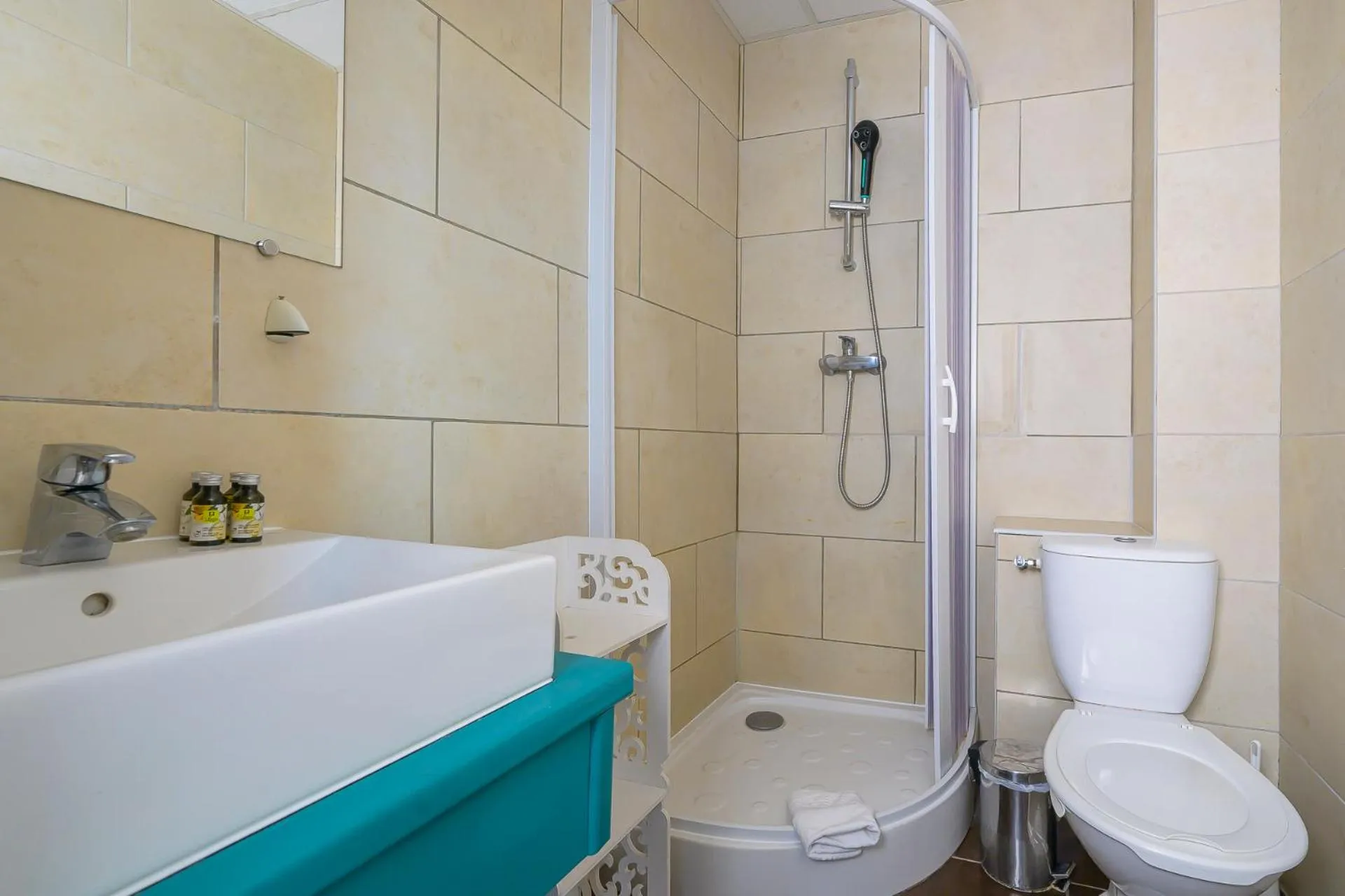 Shower in Hôtel de La Beauronne