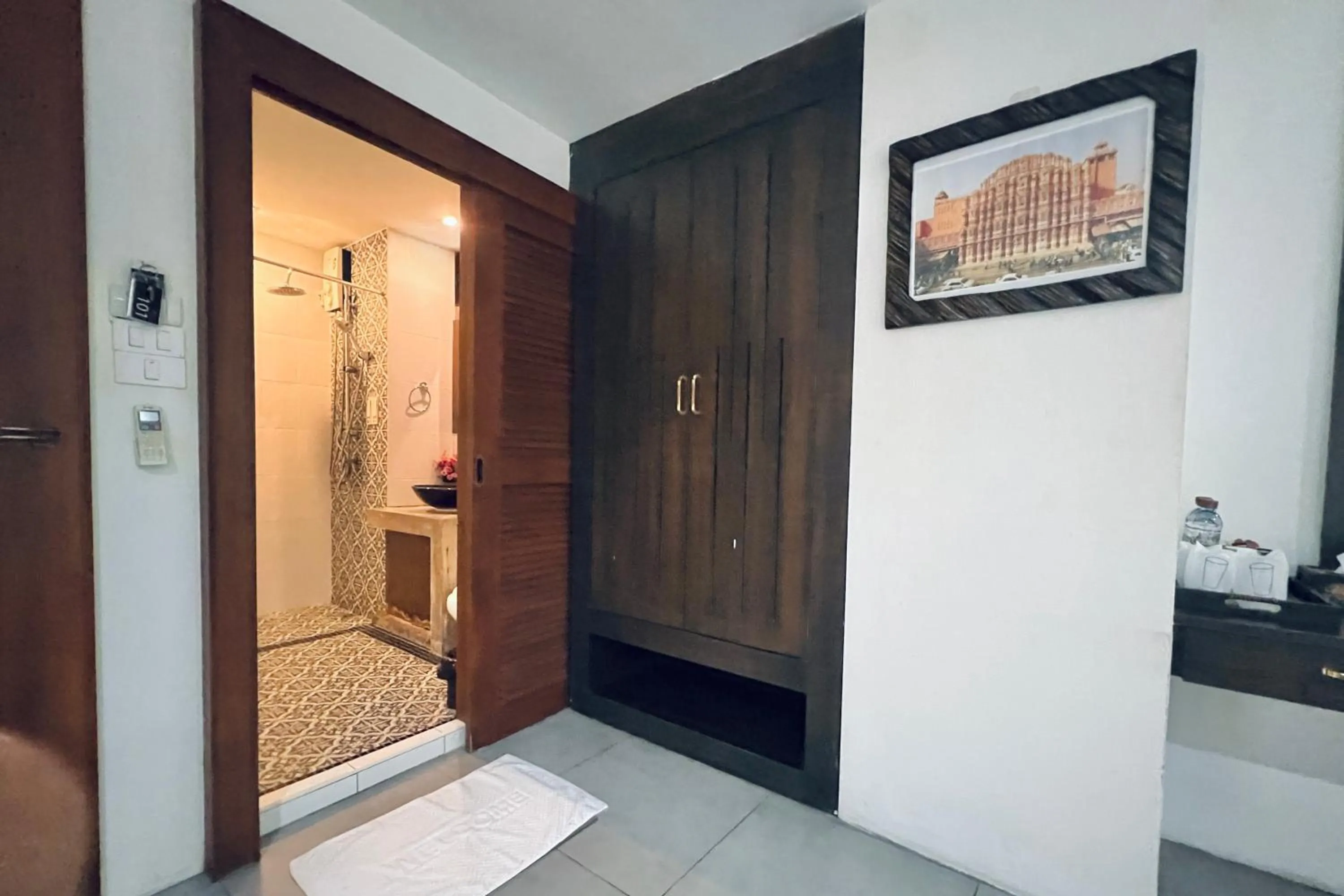 wardrobe in De Nawarat Chiangmai Boutique Apartment