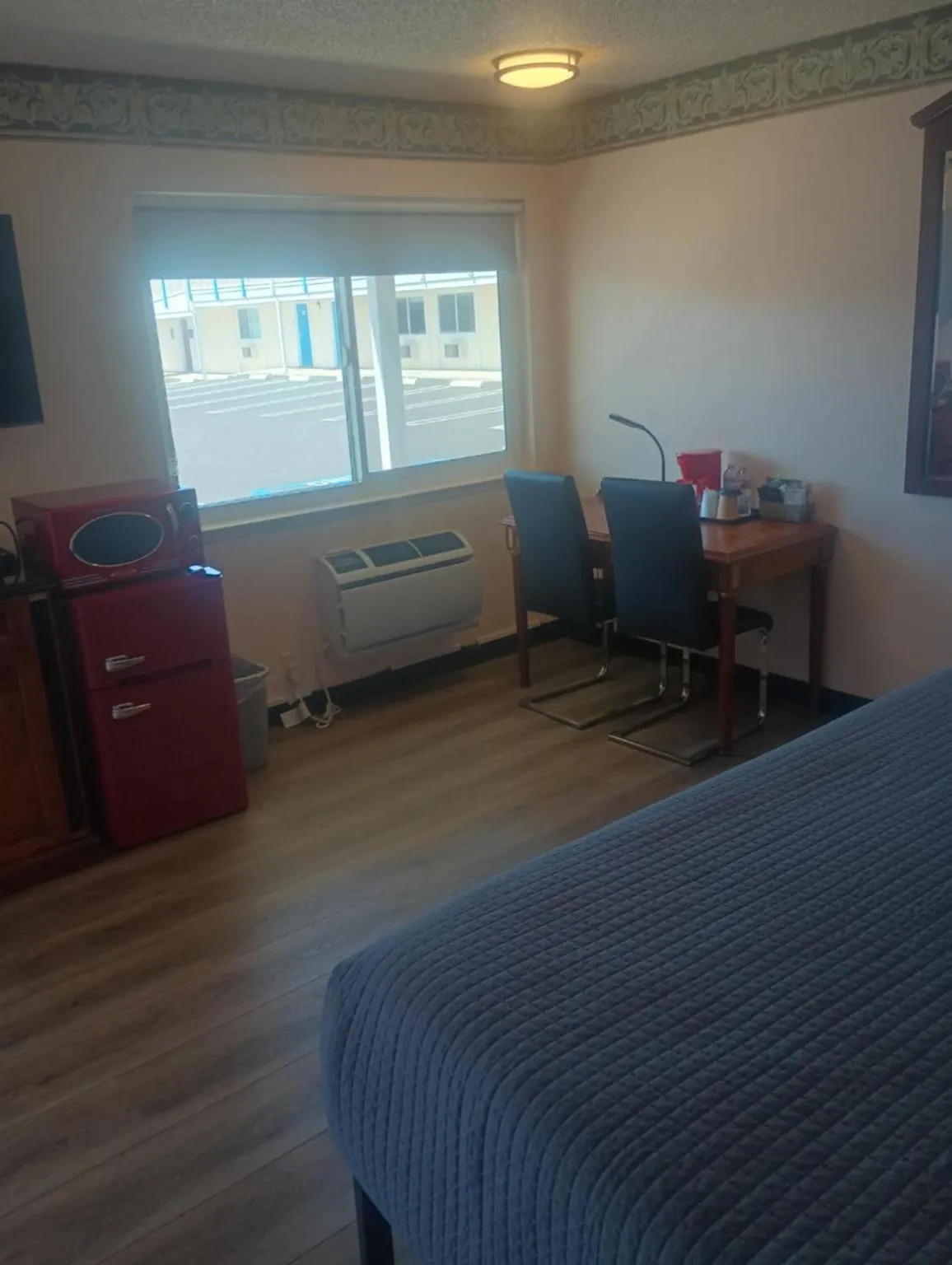 Seating area in Coast Riders Inn