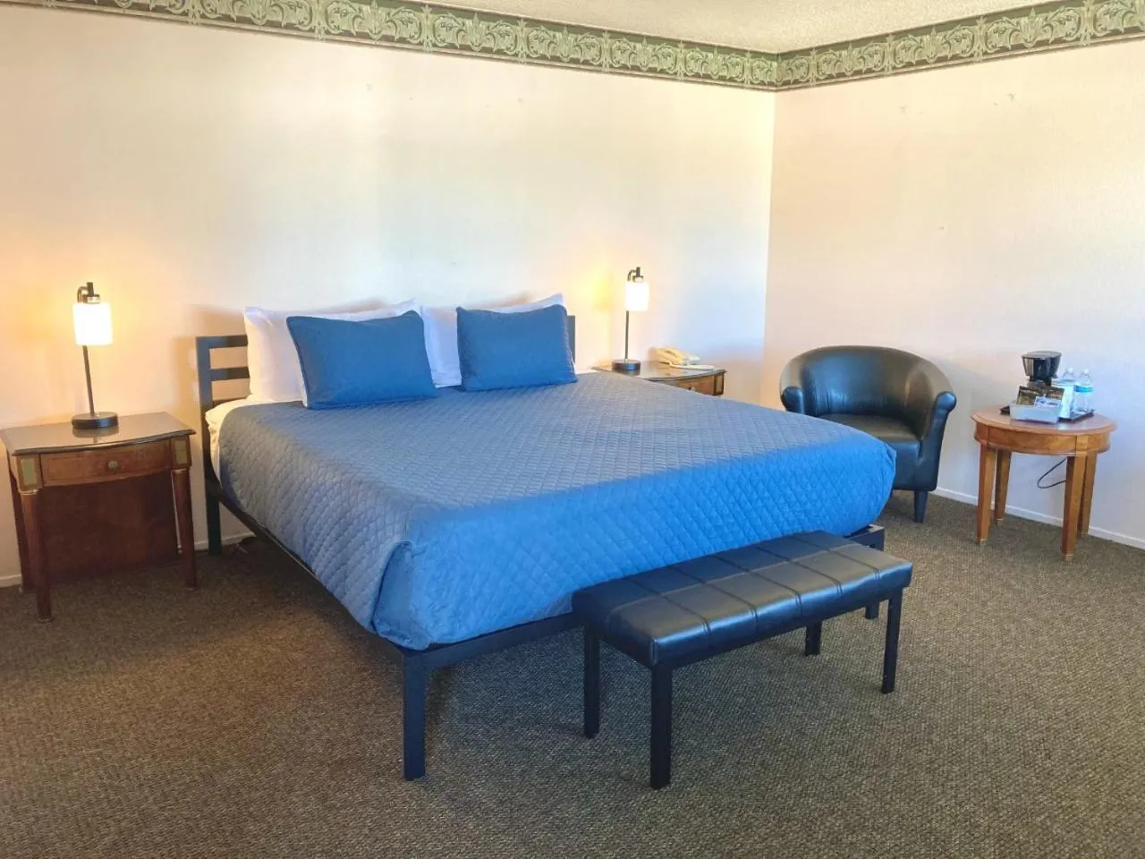 Seating area, Bed in Coast Riders Inn