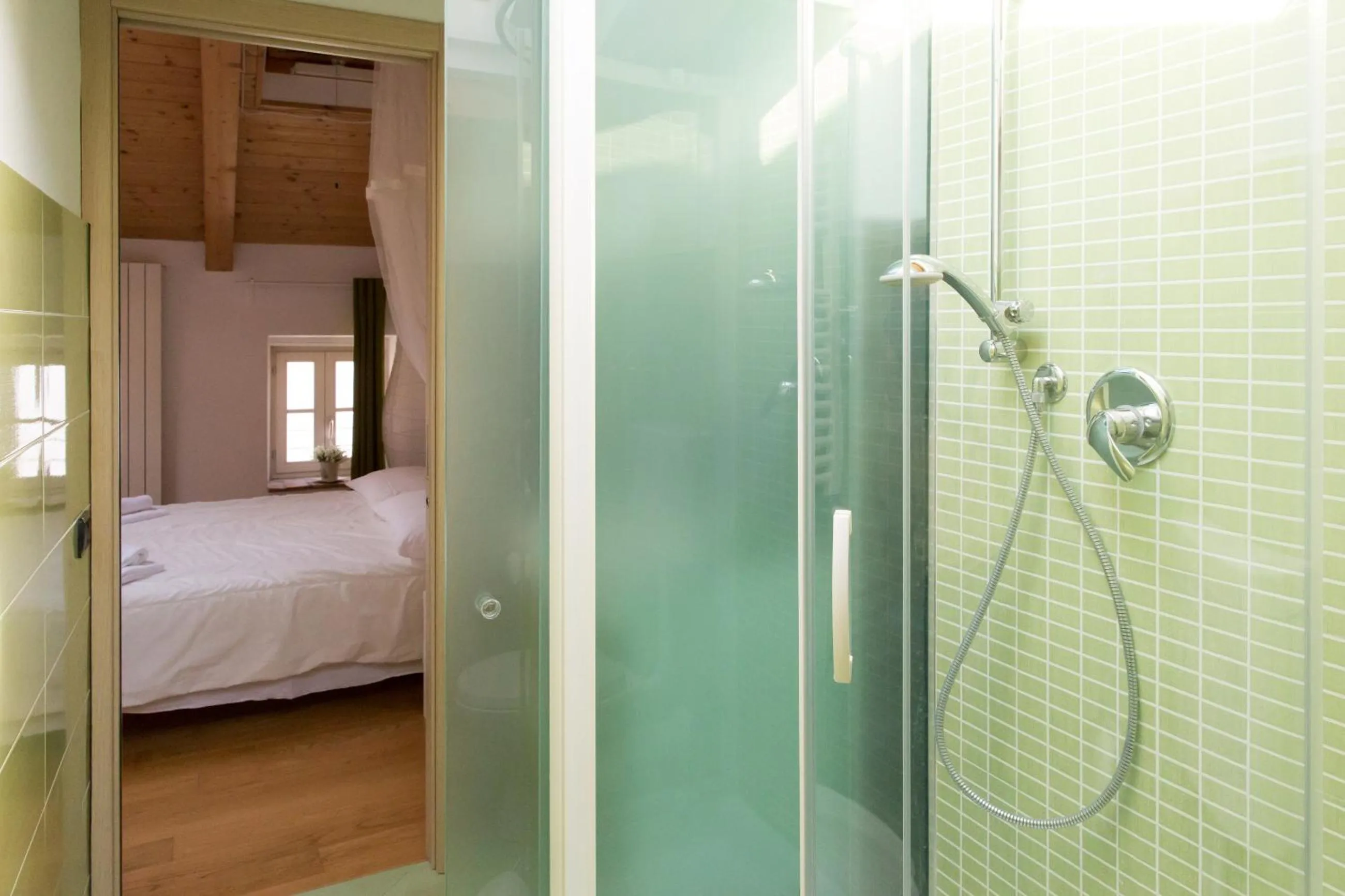 Shower, Bed in Piazza Grande City Residence