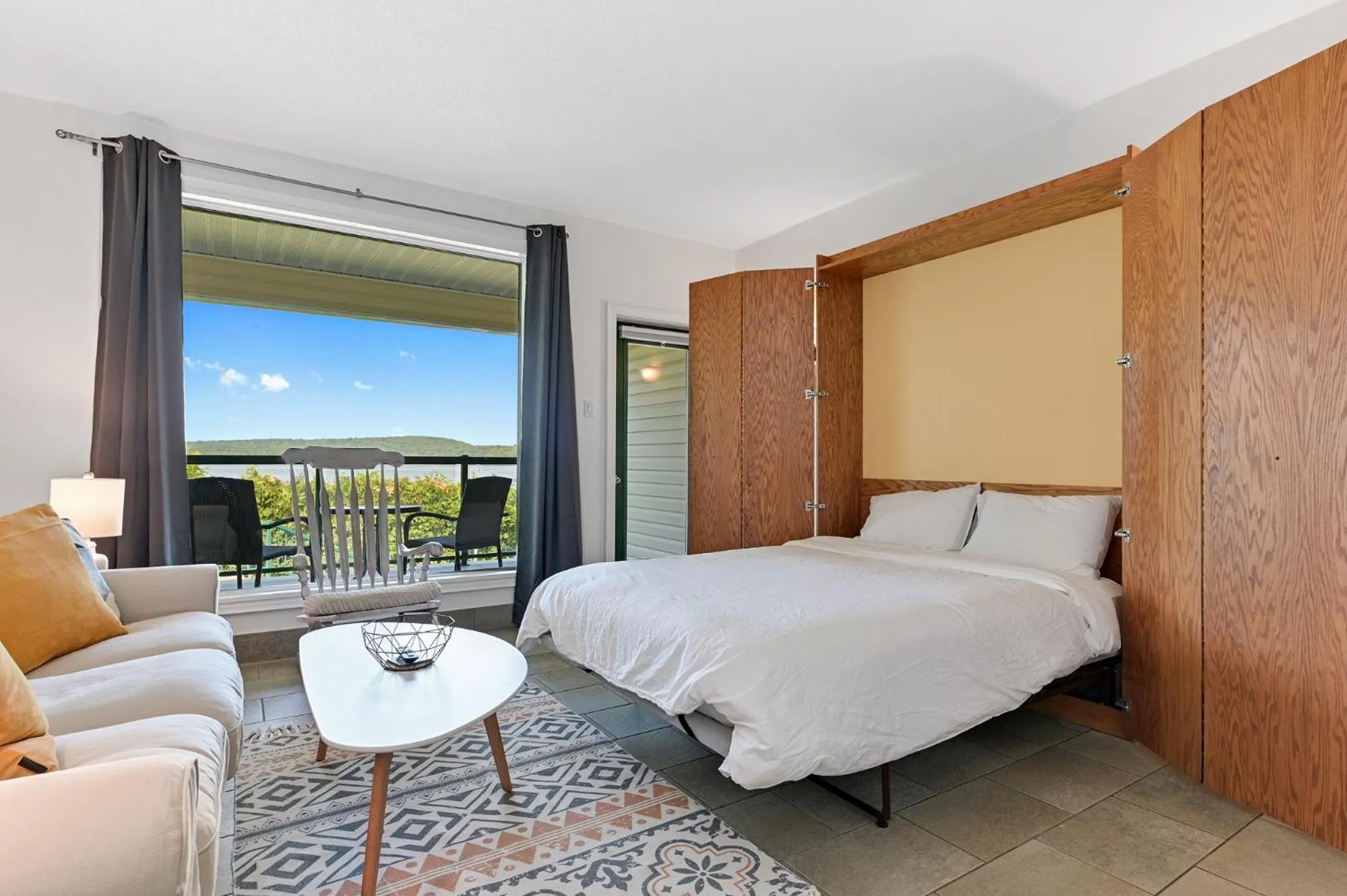 Lake view, Bed in Baptiste Lake Lodge