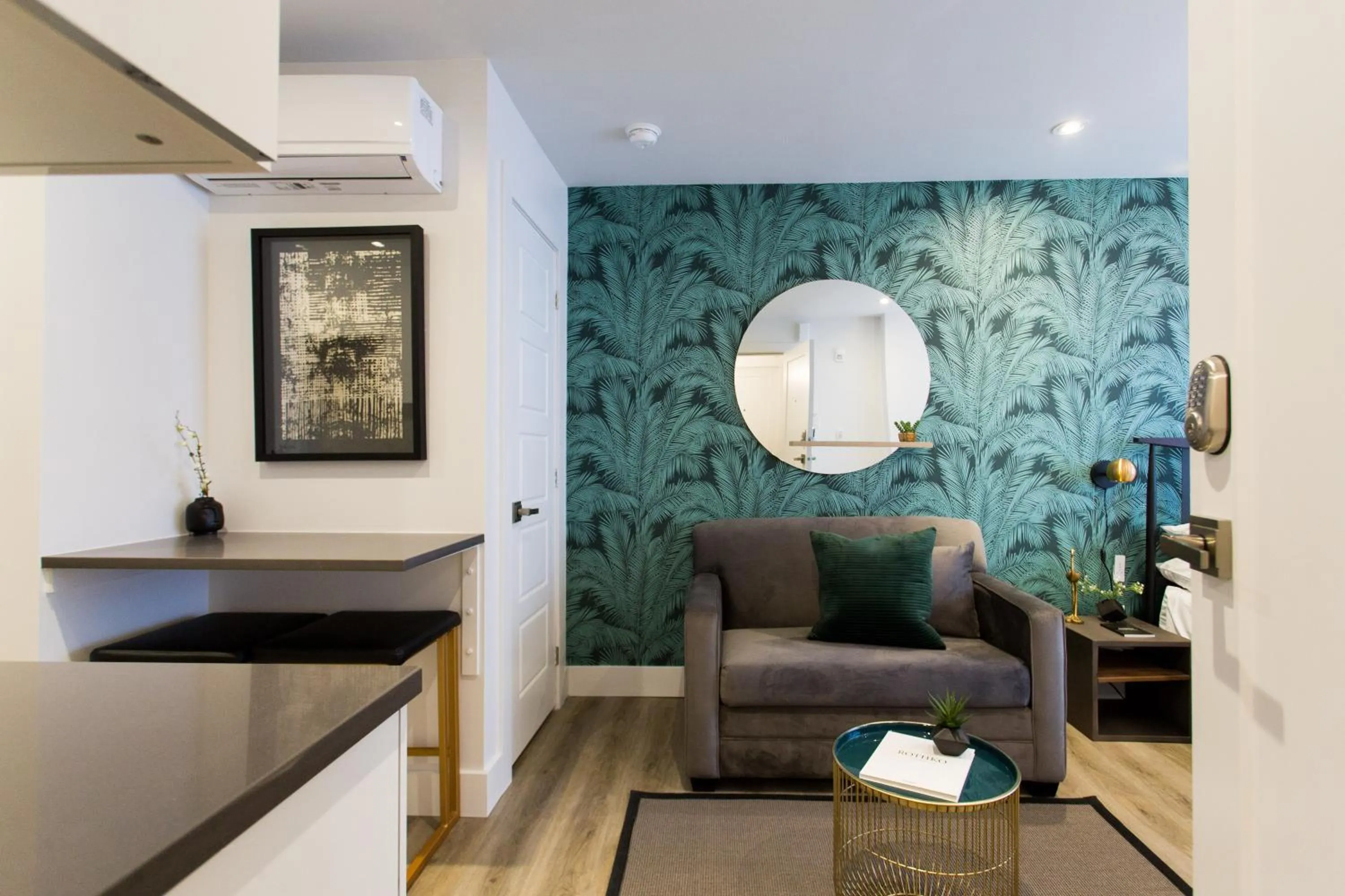 Studio Palms Steps from JeanTalon Market Full Bath by Den Stays