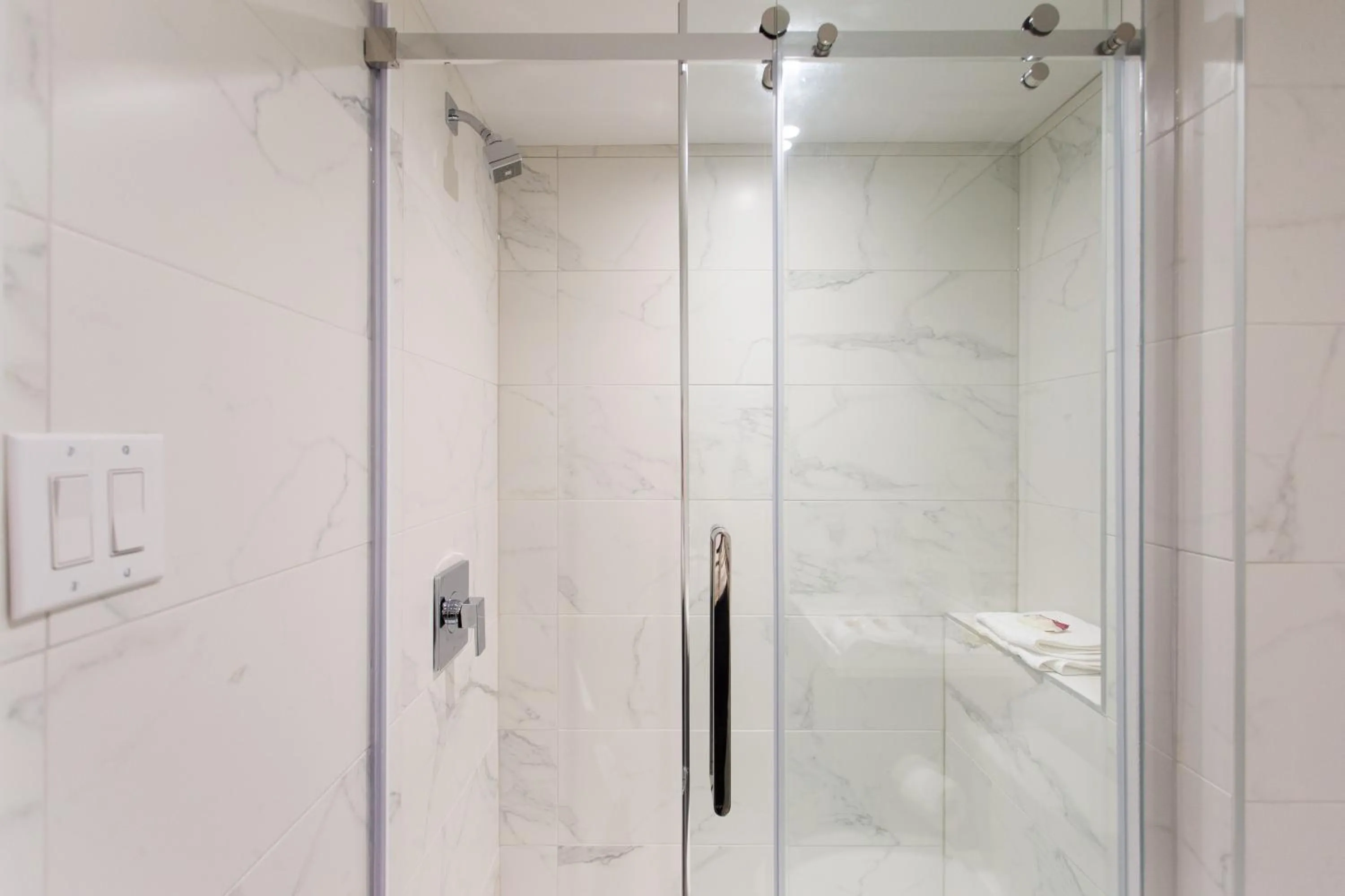 Studio Palms Steps from JeanTalon Market Full Bath by Den Stays