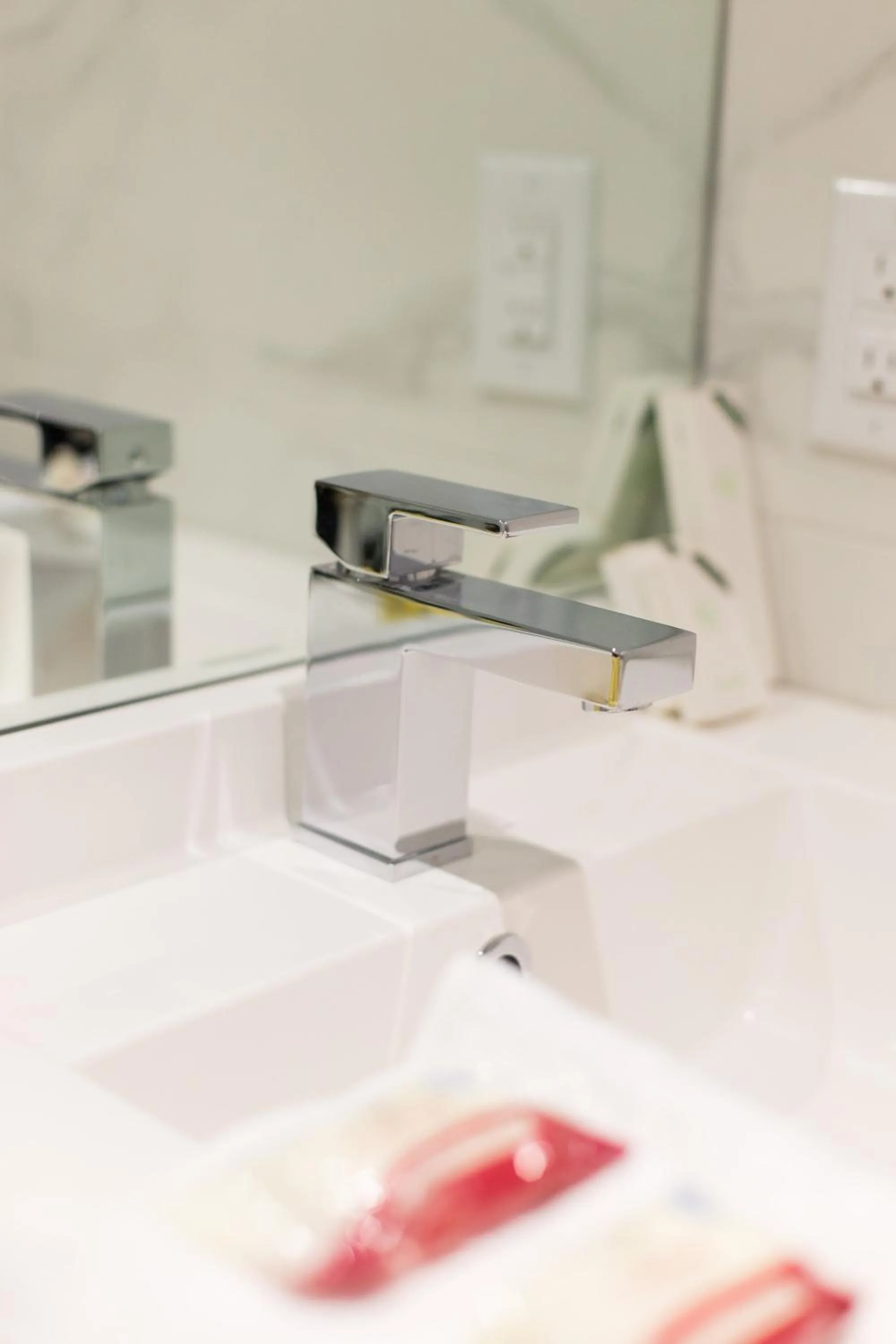 Studio Palms Steps from JeanTalon Market Full Bath by Den Stays